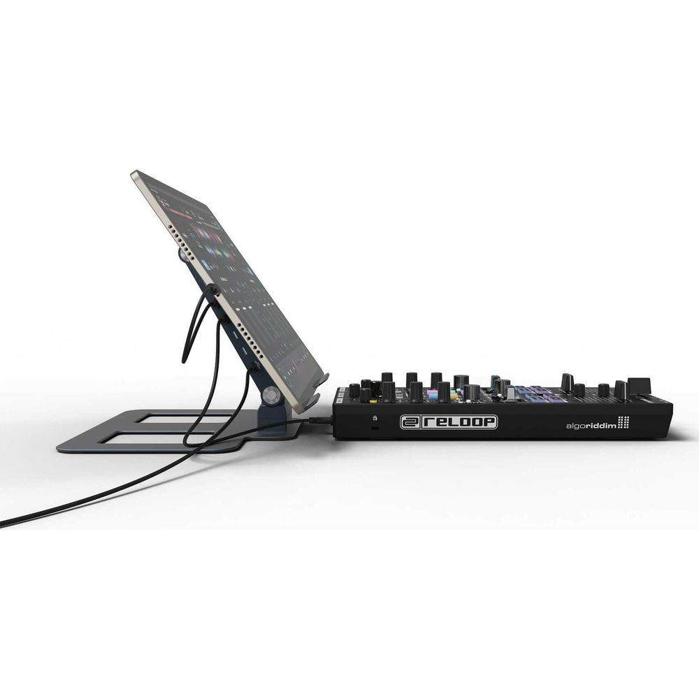 Ein Tablet auf einem Ständer ist mit einem schwarzen DJ-Mixer verbunden.