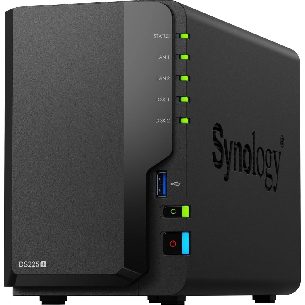 Appareil NAS Synology DS225+ noir avec LED de statut vertes allumées et bouton d'alimentation bleu.