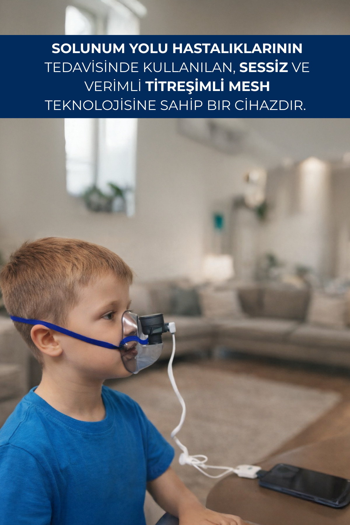 Bir çocuk oturma odasında inhalatör takıyor.