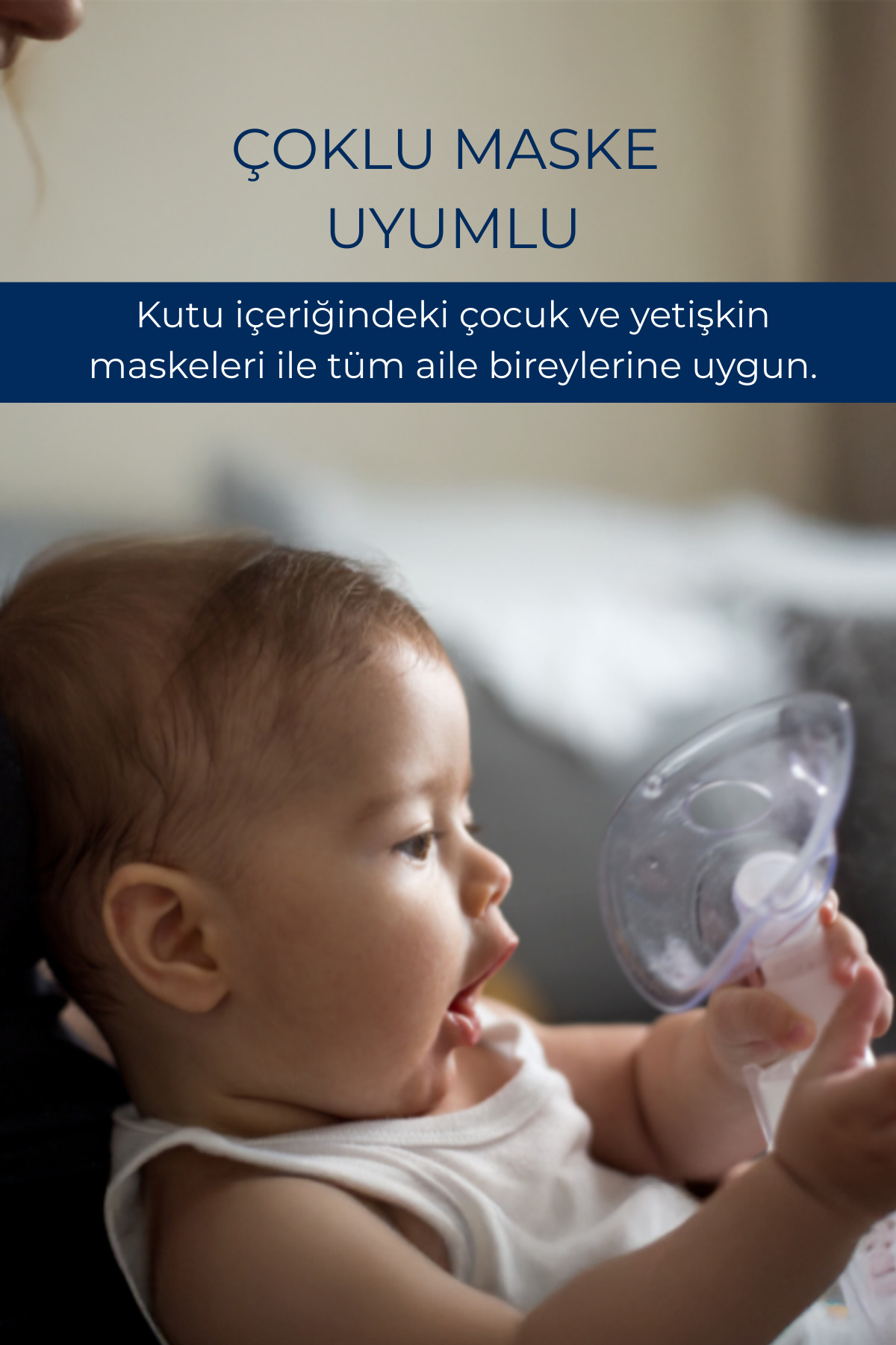 Beyaz atletli bir bebek inhalatör tutuyor.