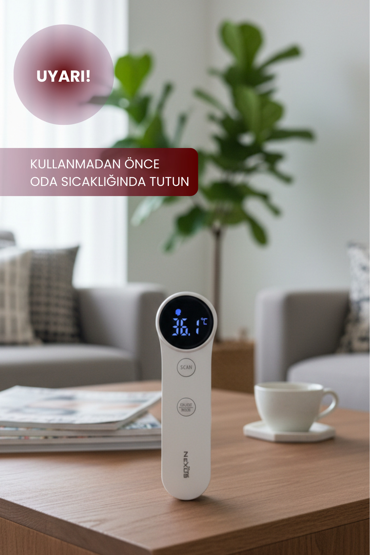 Mavi ekrana sahip beyaz dijital termometre 36,1°C gösteriyor. Ahşap bir masanın üzerinde duruyor.