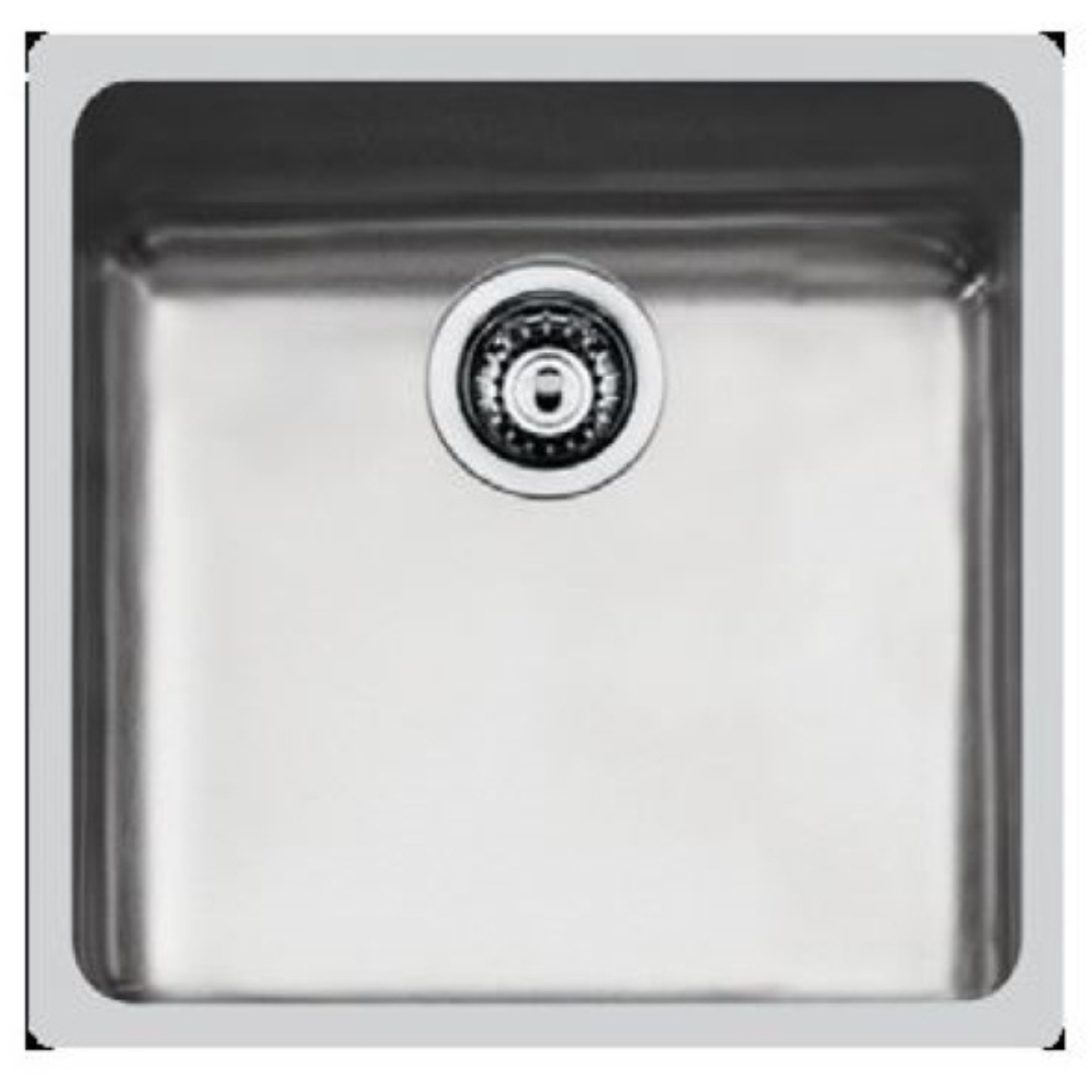 Un lavello in acciaio inox lucido con scarico centrale.