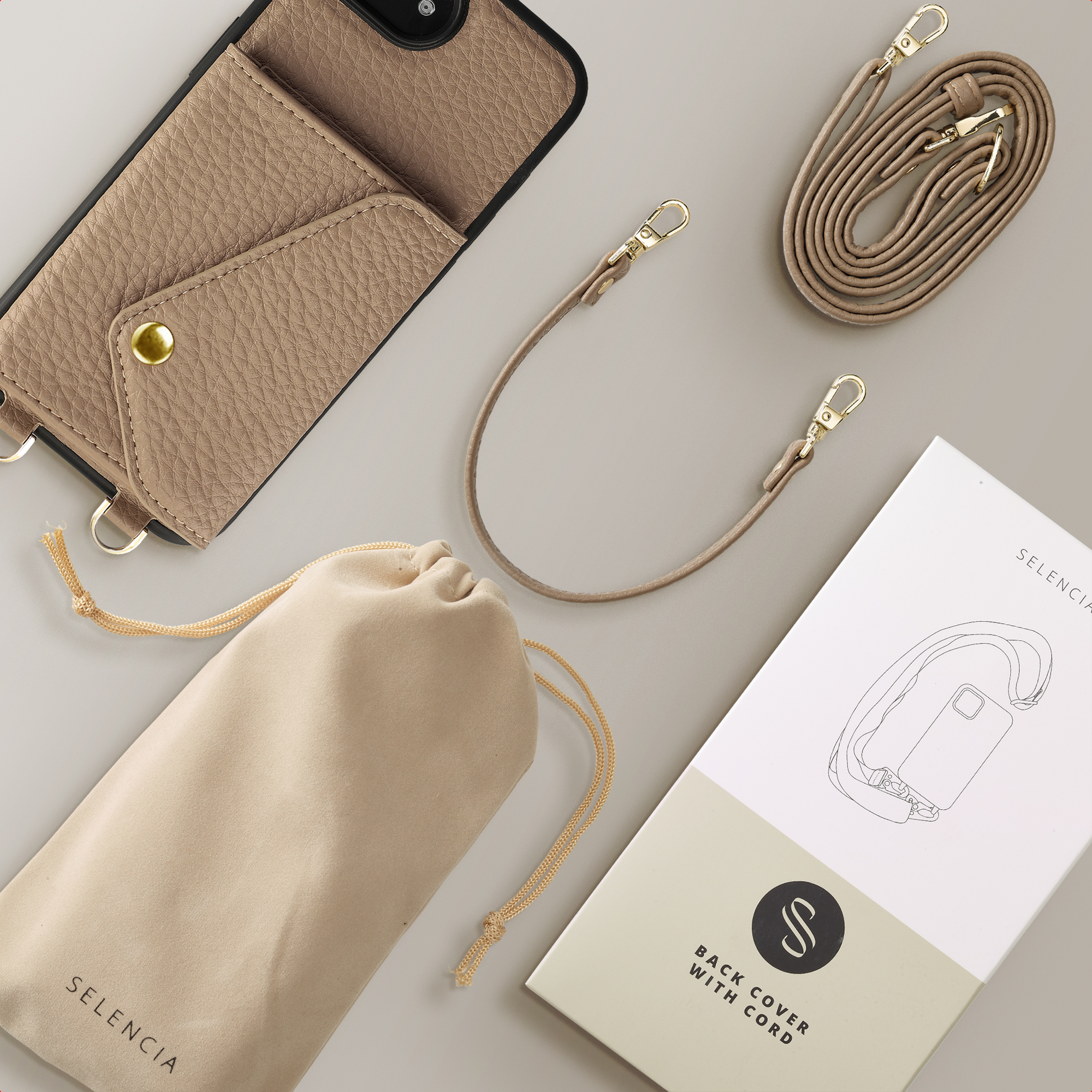 Een beige leren telefoonhoes met vakje, koord en beschermende zak.
