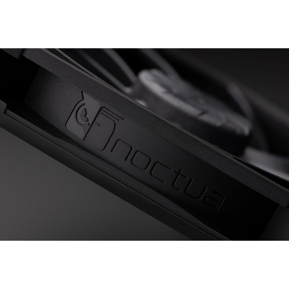 Telaio ventola nero con logo Noctua e pale della ventola sullo sfondo.