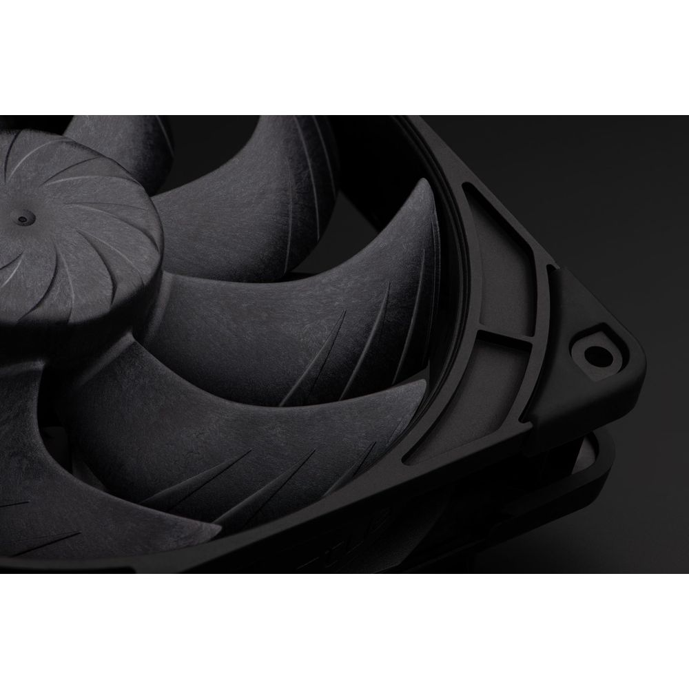 Una ventola del computer nera con pale curve su sfondo scuro.