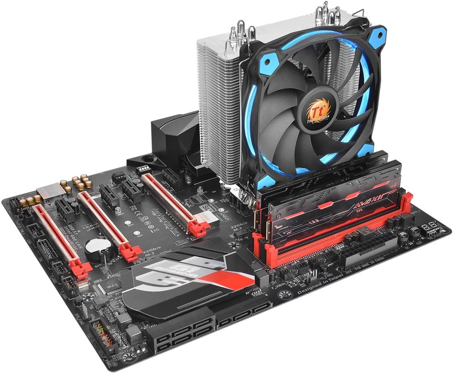 CPU soğutuculu ve RAM modüllü bilgisayar anakartı.
