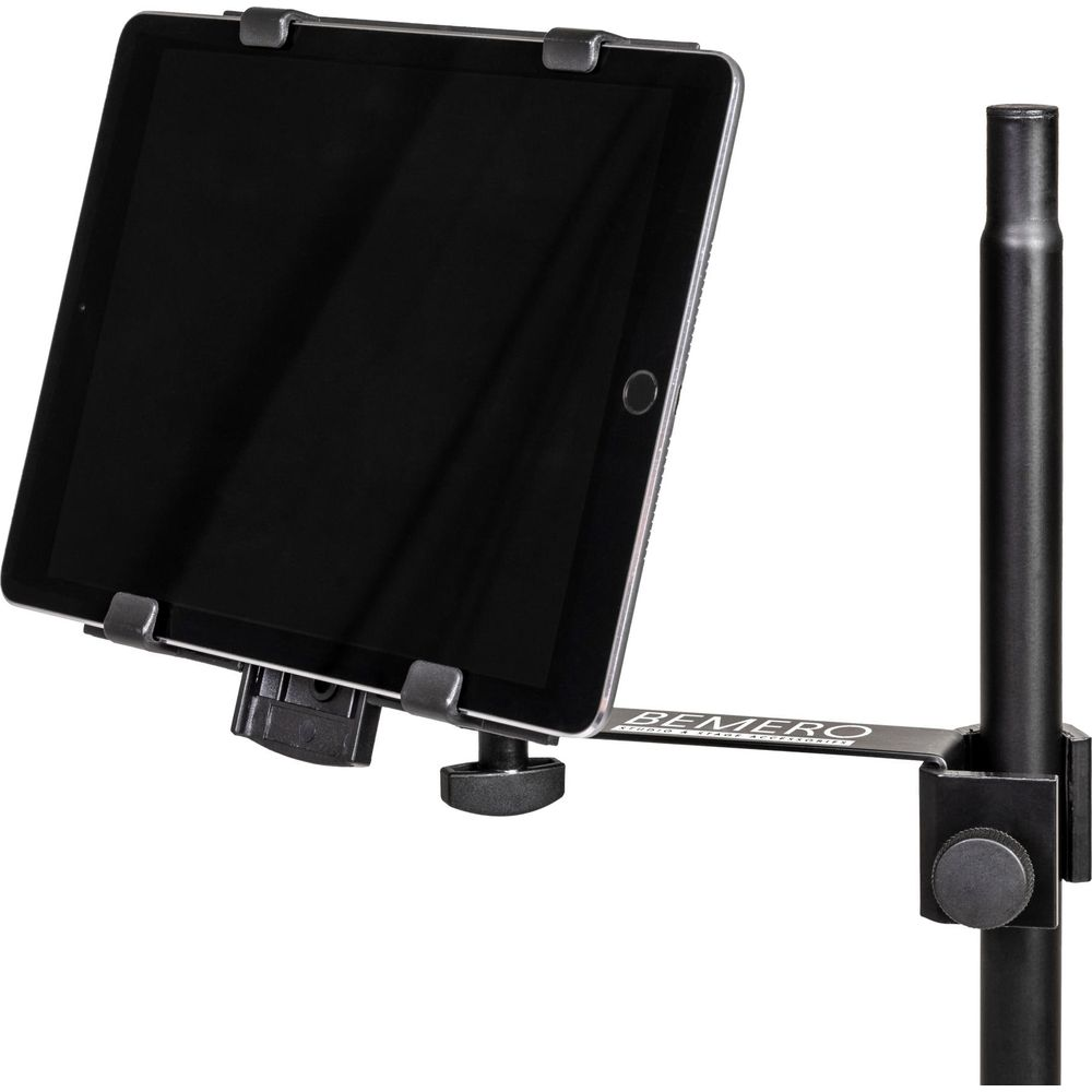 Une tablette noire fixée dans un support attaché à un trépied.