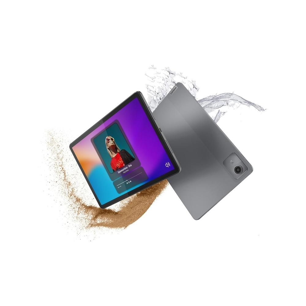 Ekranında müzik çalan gri Lenovo tablet, kum ve su sıçramaları.