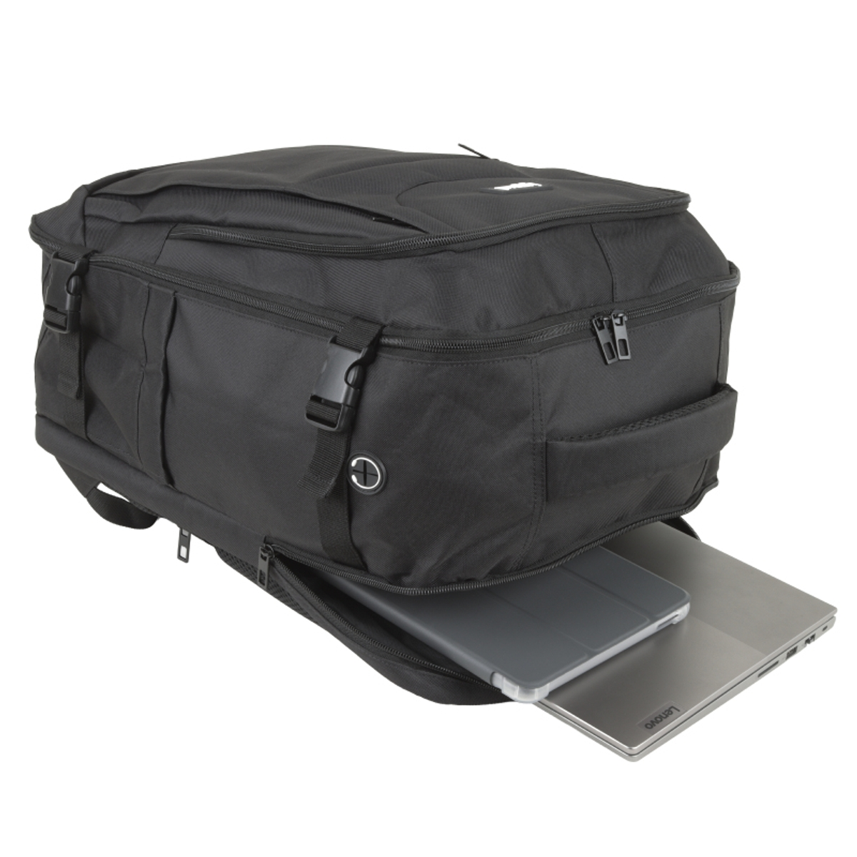 Una mochila negra con un portátil y una tablet parcialmente insertados en su compartimento.