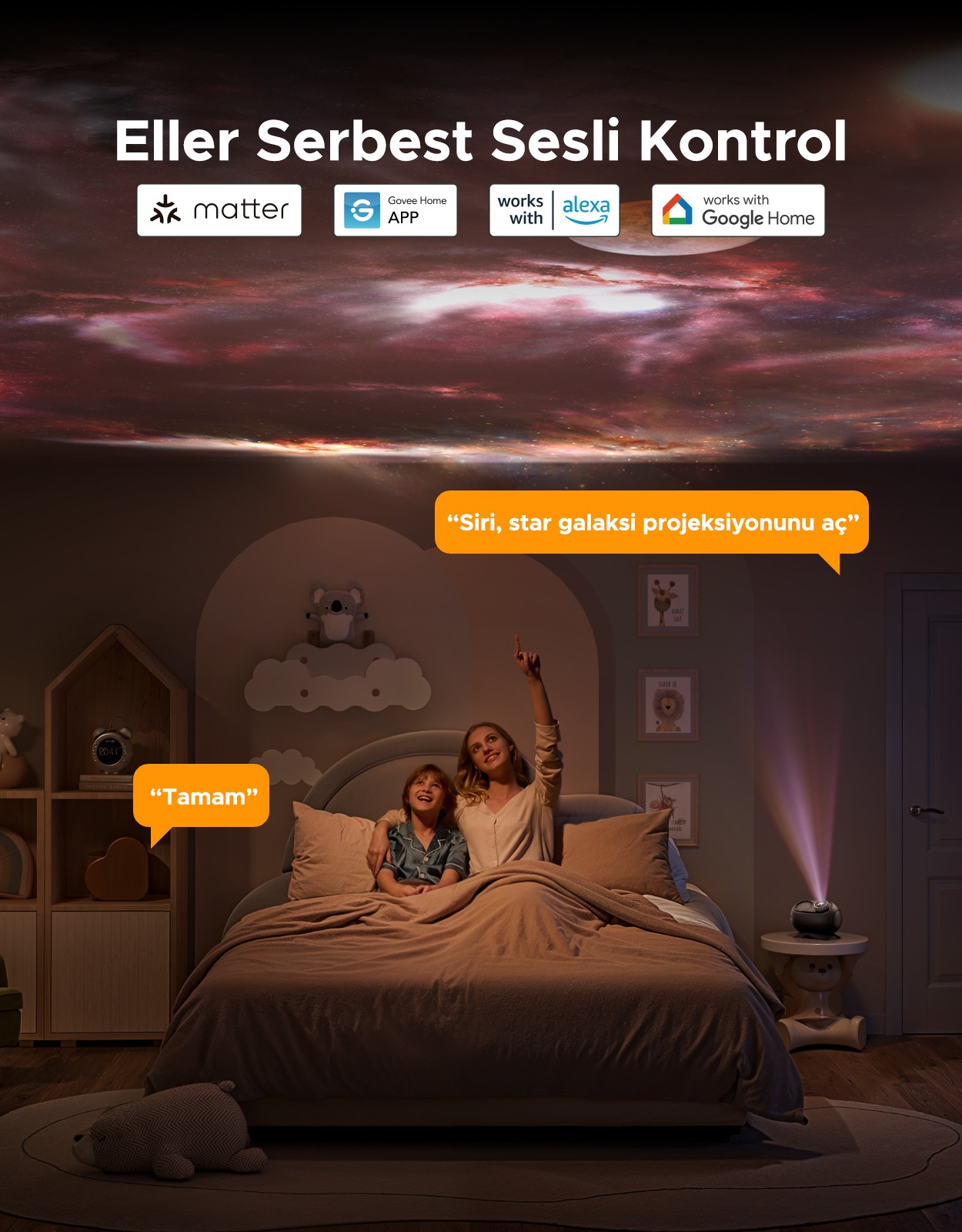 Anne ve çocuk yatakta projeksiyon izliyor. "Tamam" ve "Siri, yıldız galaksi projeksiyonunu aç".