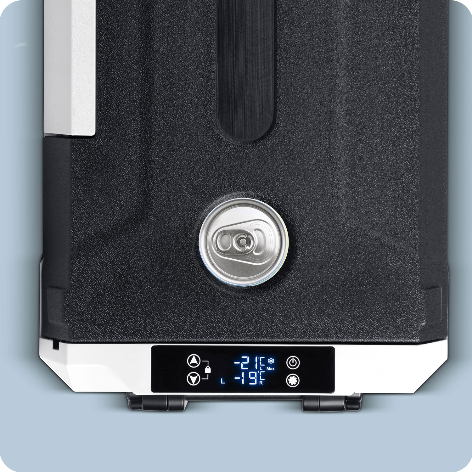 Czarna lodówka z srebrną górą puszki i cyfrowym wyświetlaczem temperatury.