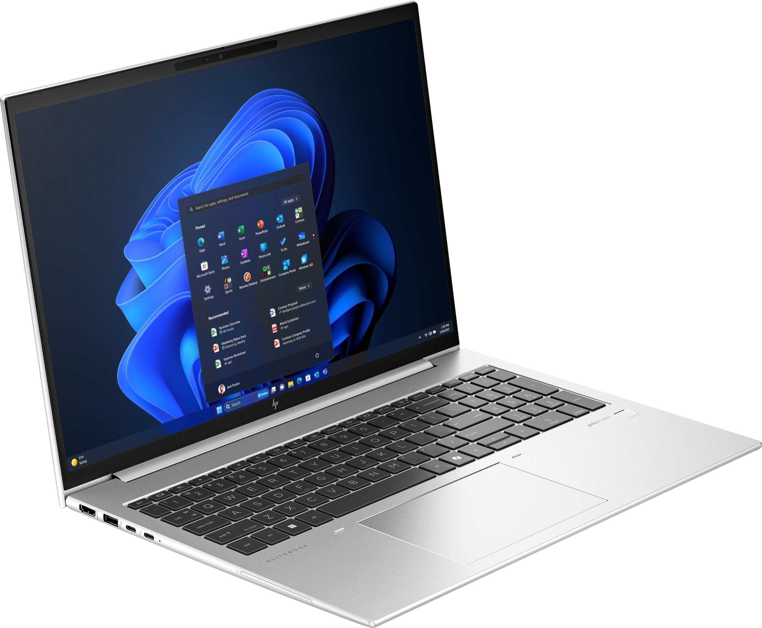 Ein offener, silberner Laptop mit einem dunklen Bildschirm, der das Windows 11 Startmenü anzeigt.