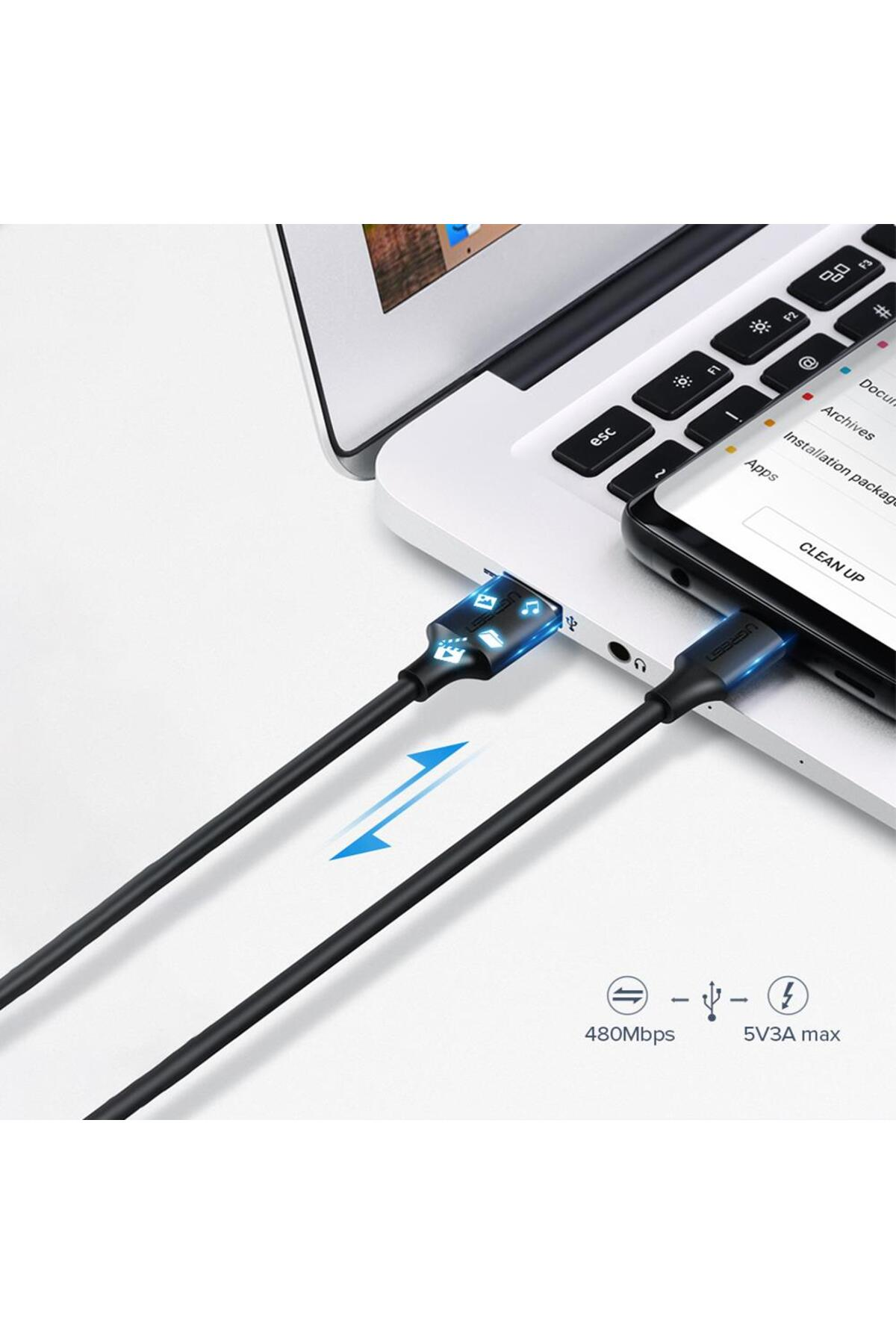 Siyah USB kablosu, mavi şarj göstergeleriyle bir akıllı telefonu dizüstü bilgisayara bağlar.