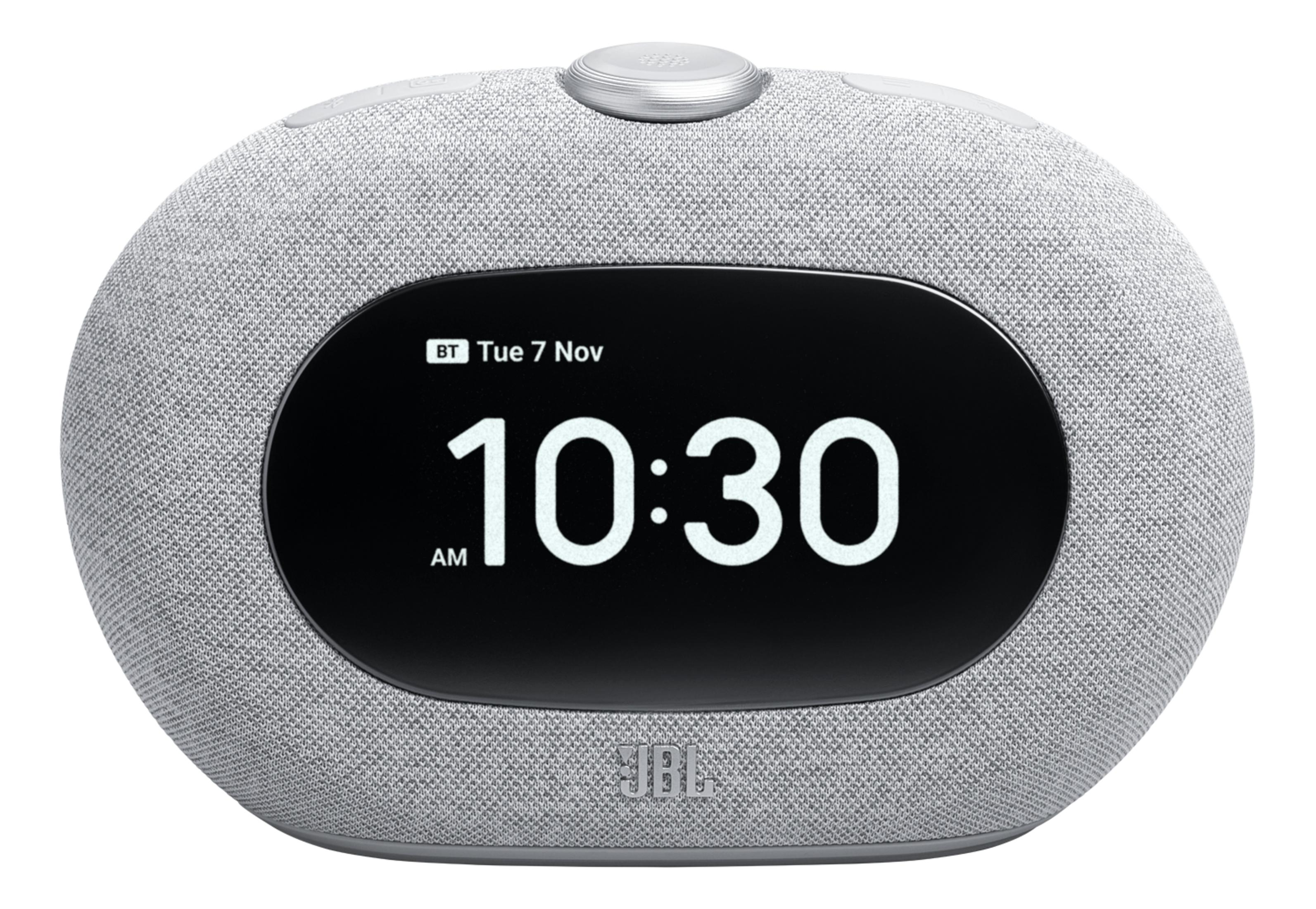 Ein grauer JBL Lautsprecher mit Digitaluhr zeigt 10:30 AM an.