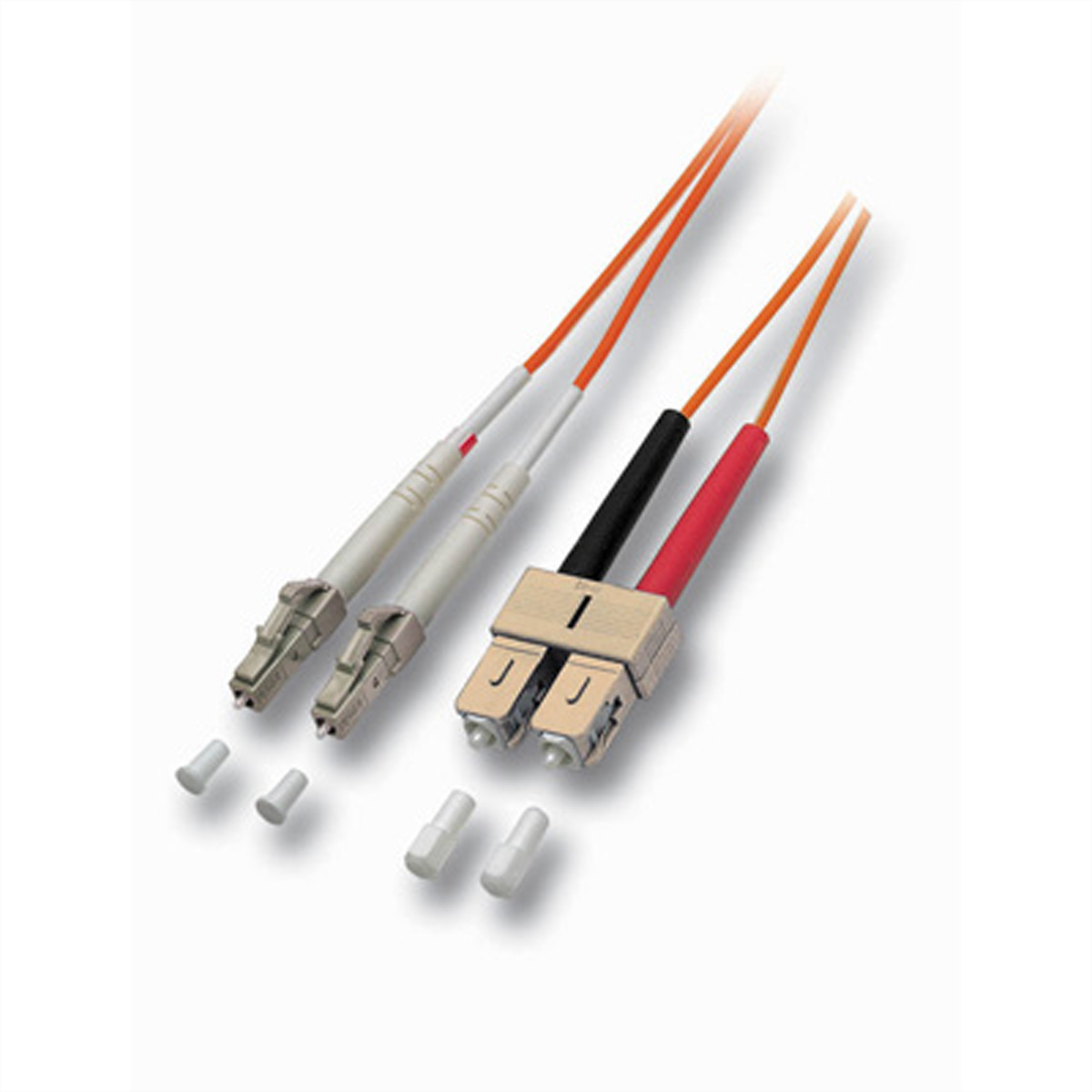 Due cavi in fibra ottica con connettori beige, neri e rossi. Cappucci bianchi nelle vicinanze.