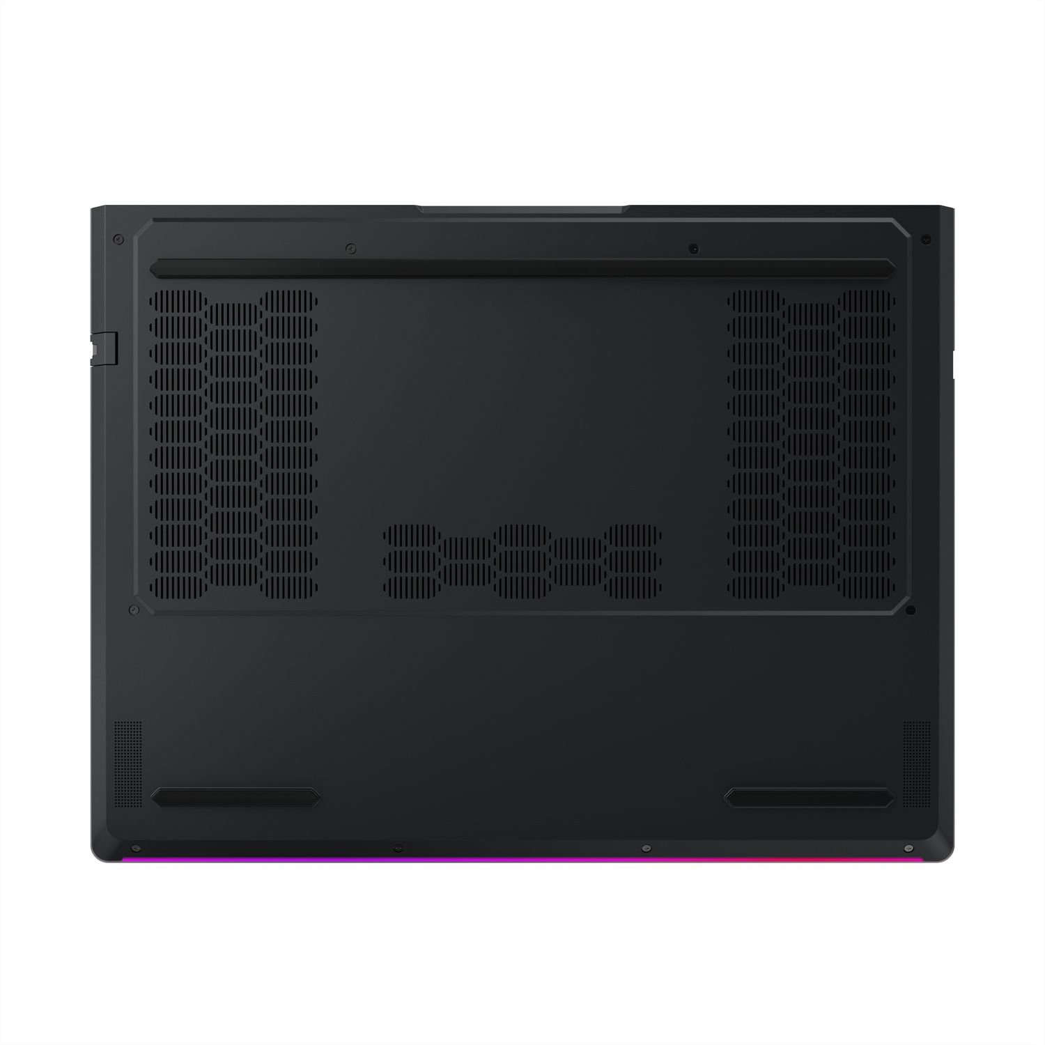 Parte inferiore di un laptop nero con prese d'aria e illuminazione viola.