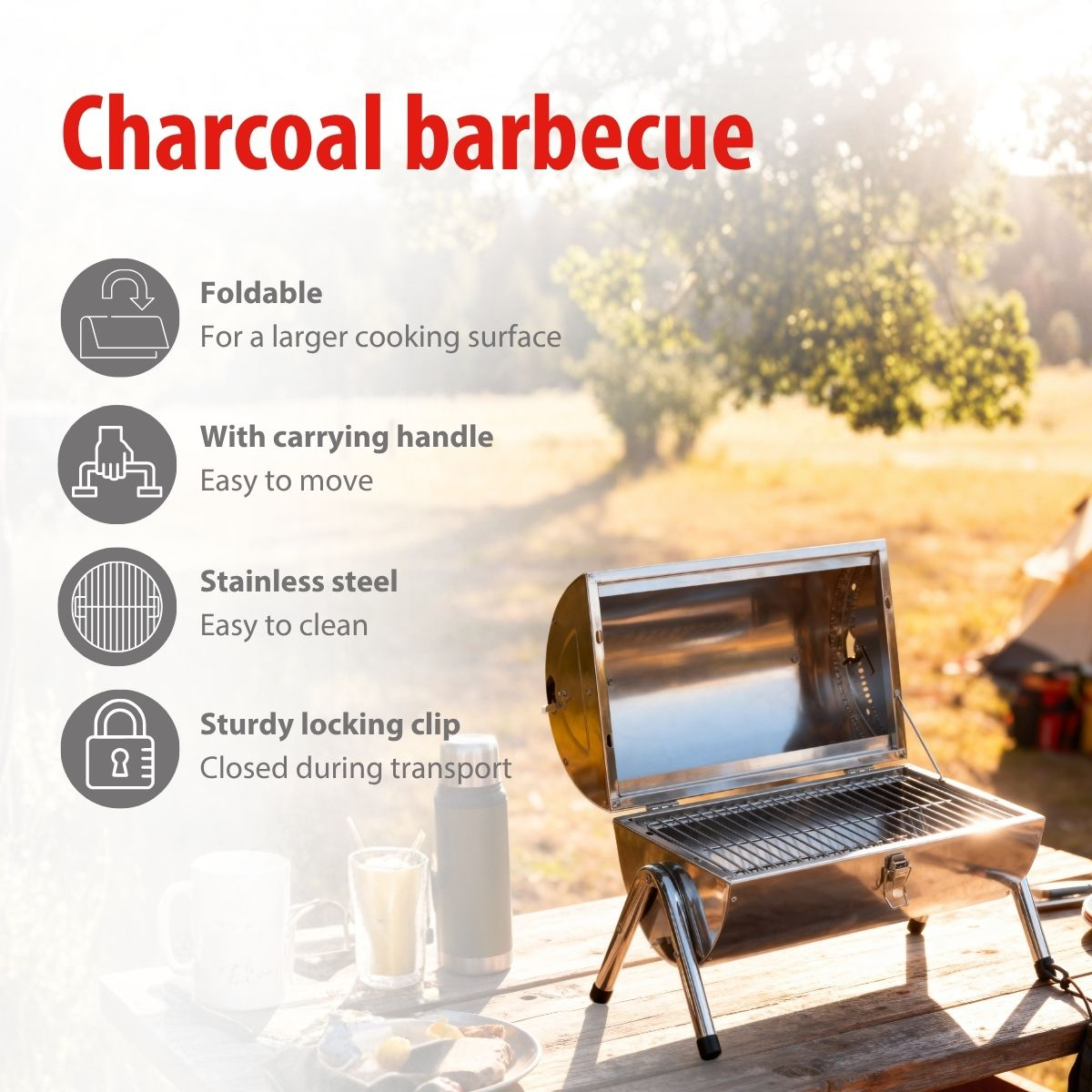 Een opvouwbare roestvrijstalen houtskoolbarbecue staat op een houten buitentafel.