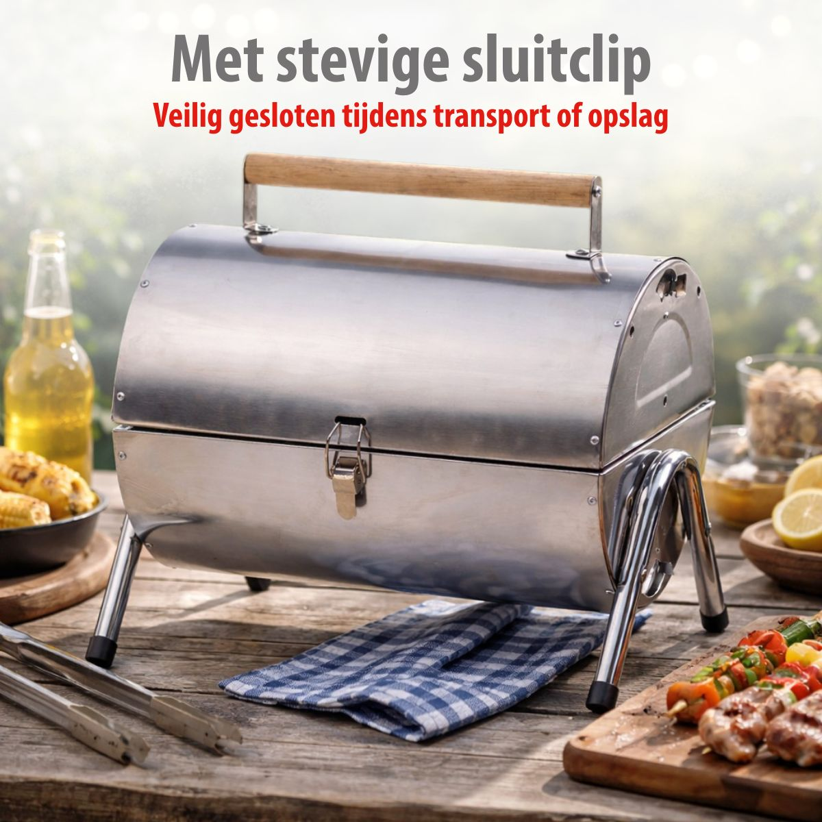 Draagbare grill met houten handvat en tang, geserveerd met eten op tafel.