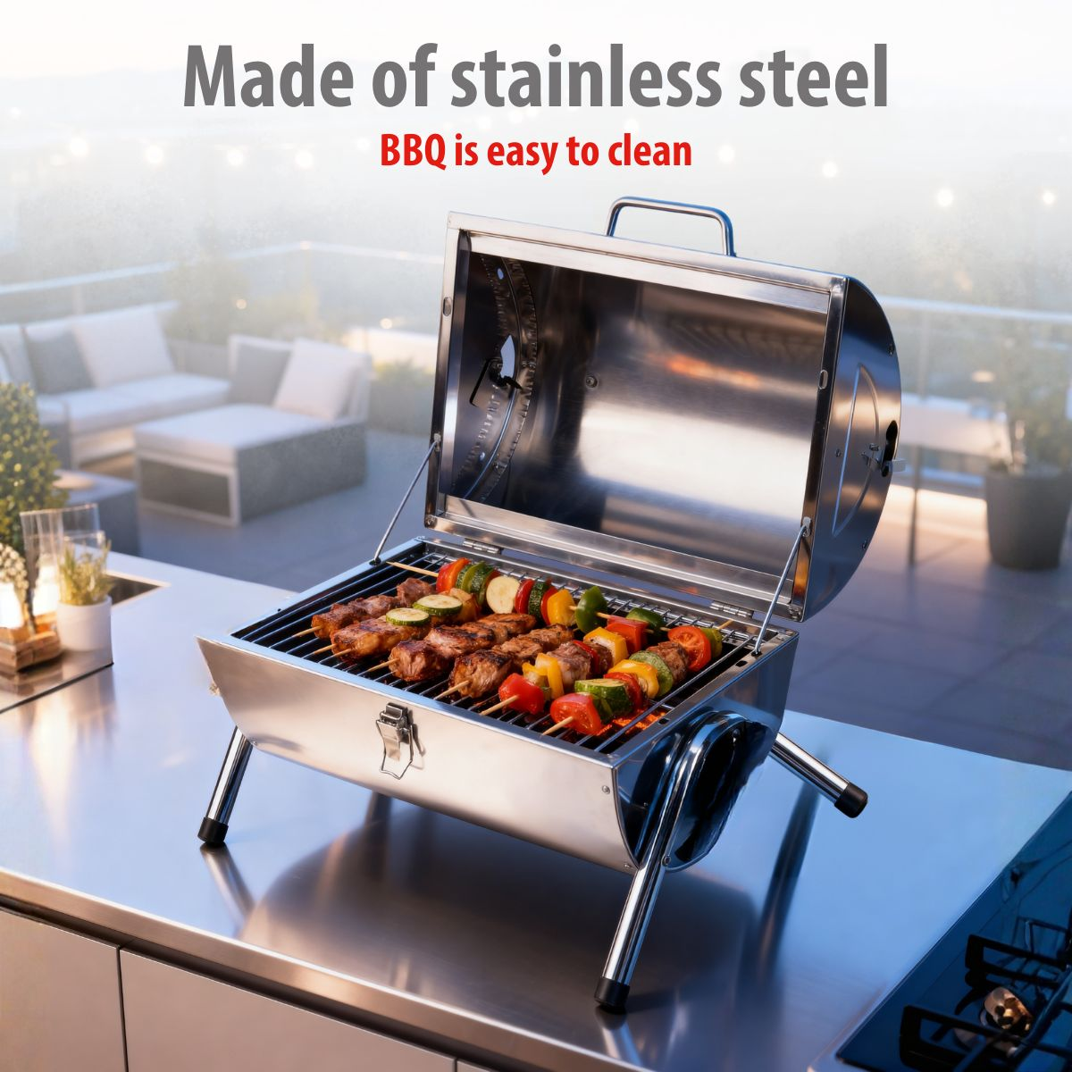 RVS BBQ met vlees- en groentespiesen op een buitenkeuken aanrecht.