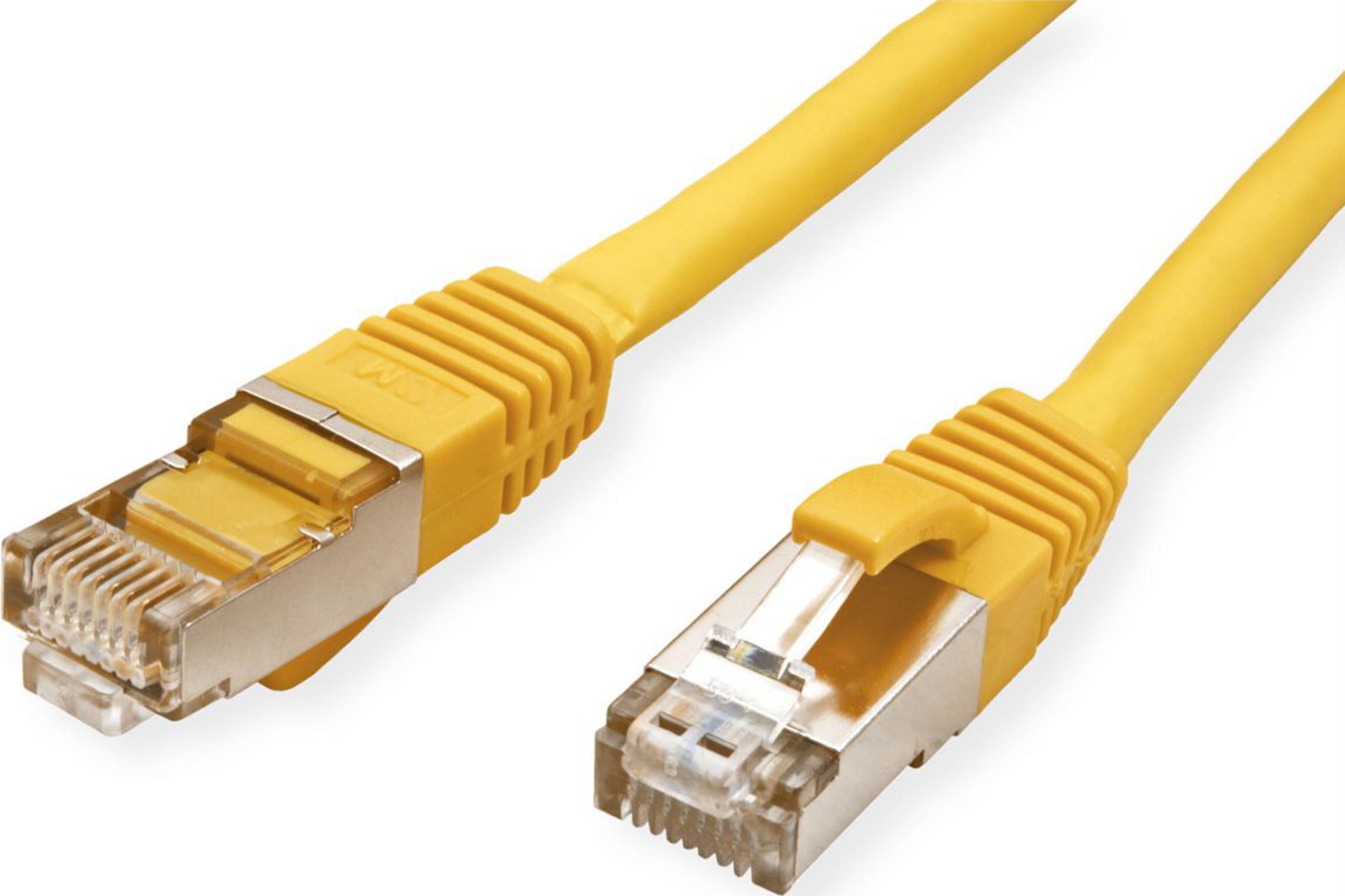 Deux câbles réseau jaunes avec connecteurs RJ45, sur fond blanc.