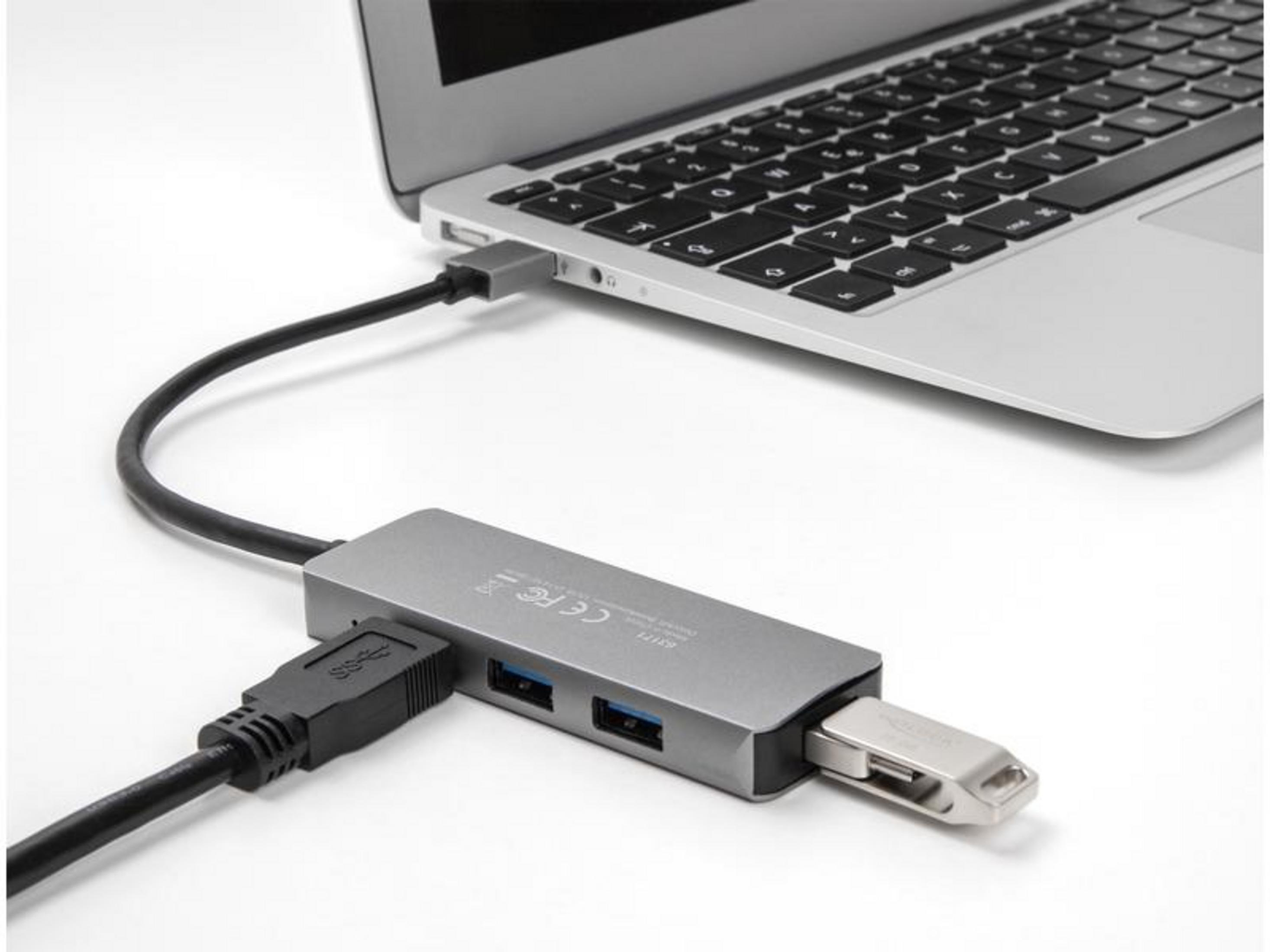 Ein USB-C-Hub ist an einen Laptop angeschlossen und hat einen USB-Stick.