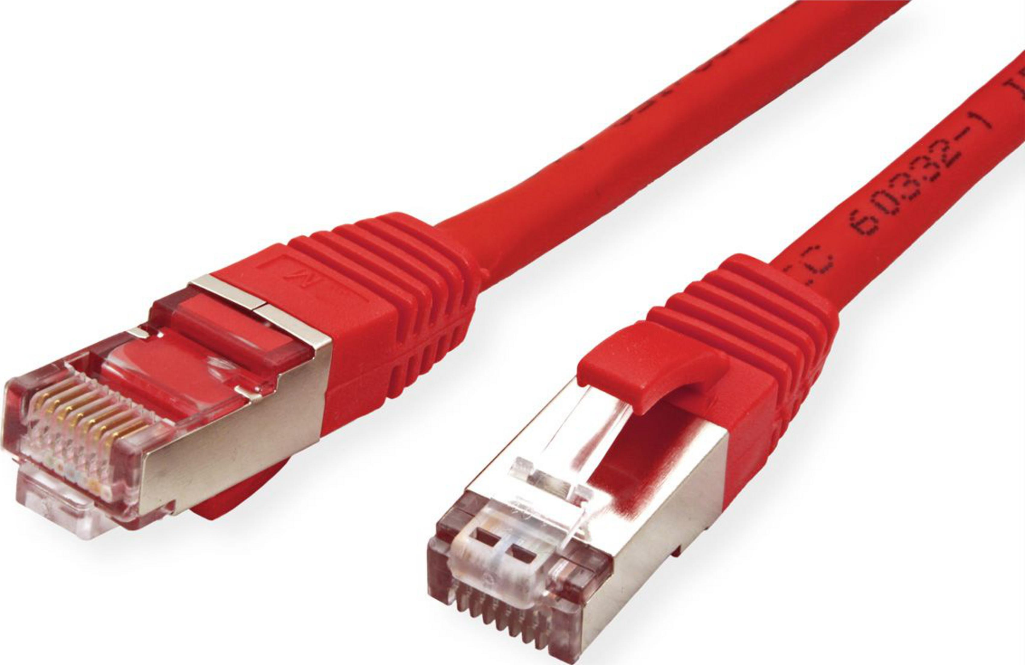 Deux câbles réseau rouges avec connecteurs RJ45, gros plan.