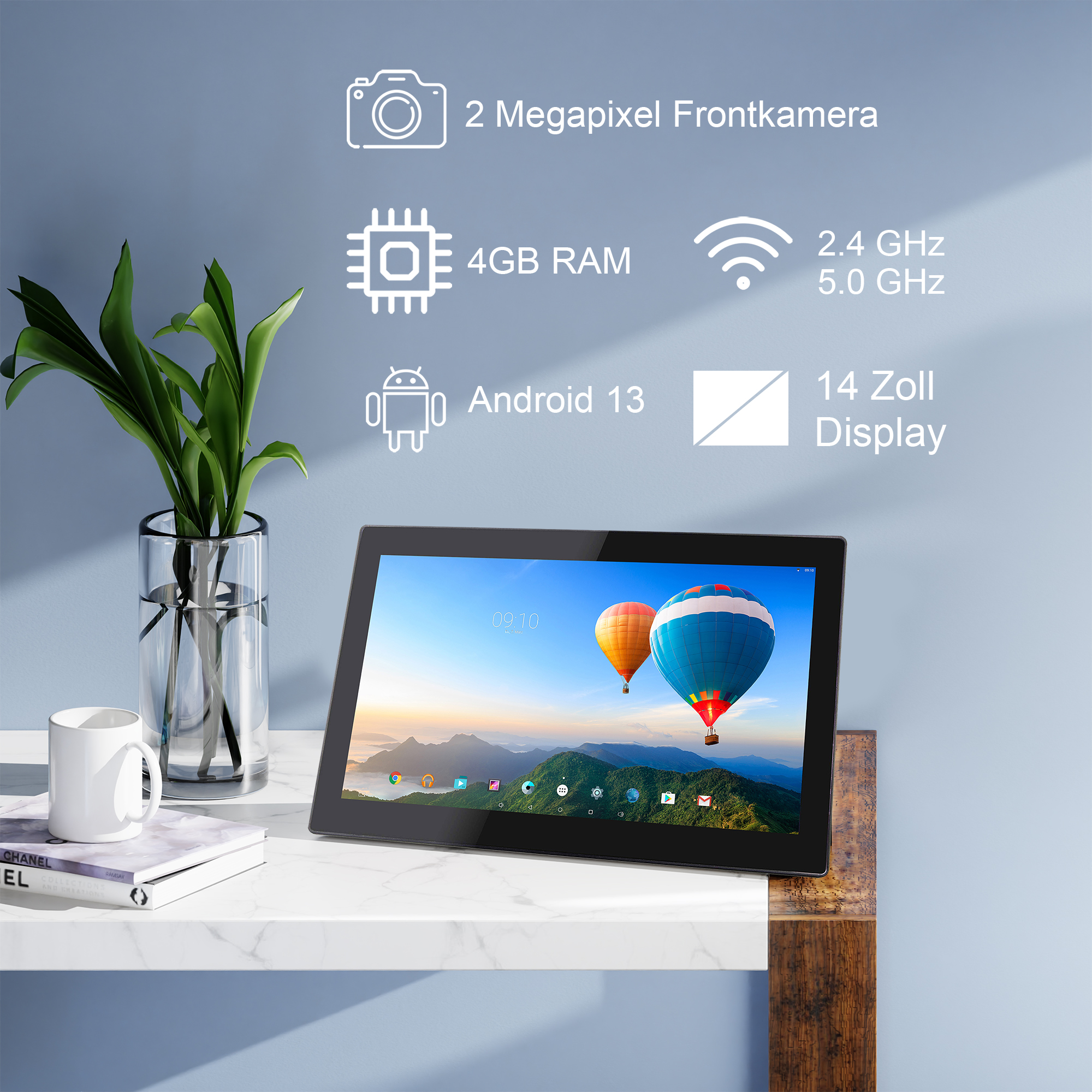 Tablet mit Heißluftballons auf dem Bildschirm, Pflanzen und Tasse.