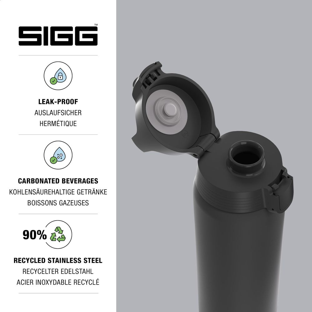 Schwarze SIGG-Flasche mit geöffnetem Deckel, zeigt Details zu Auslaufsicherheit, kohlensäurehaltigen Getränken und 90% recyceltem Edelstahl.