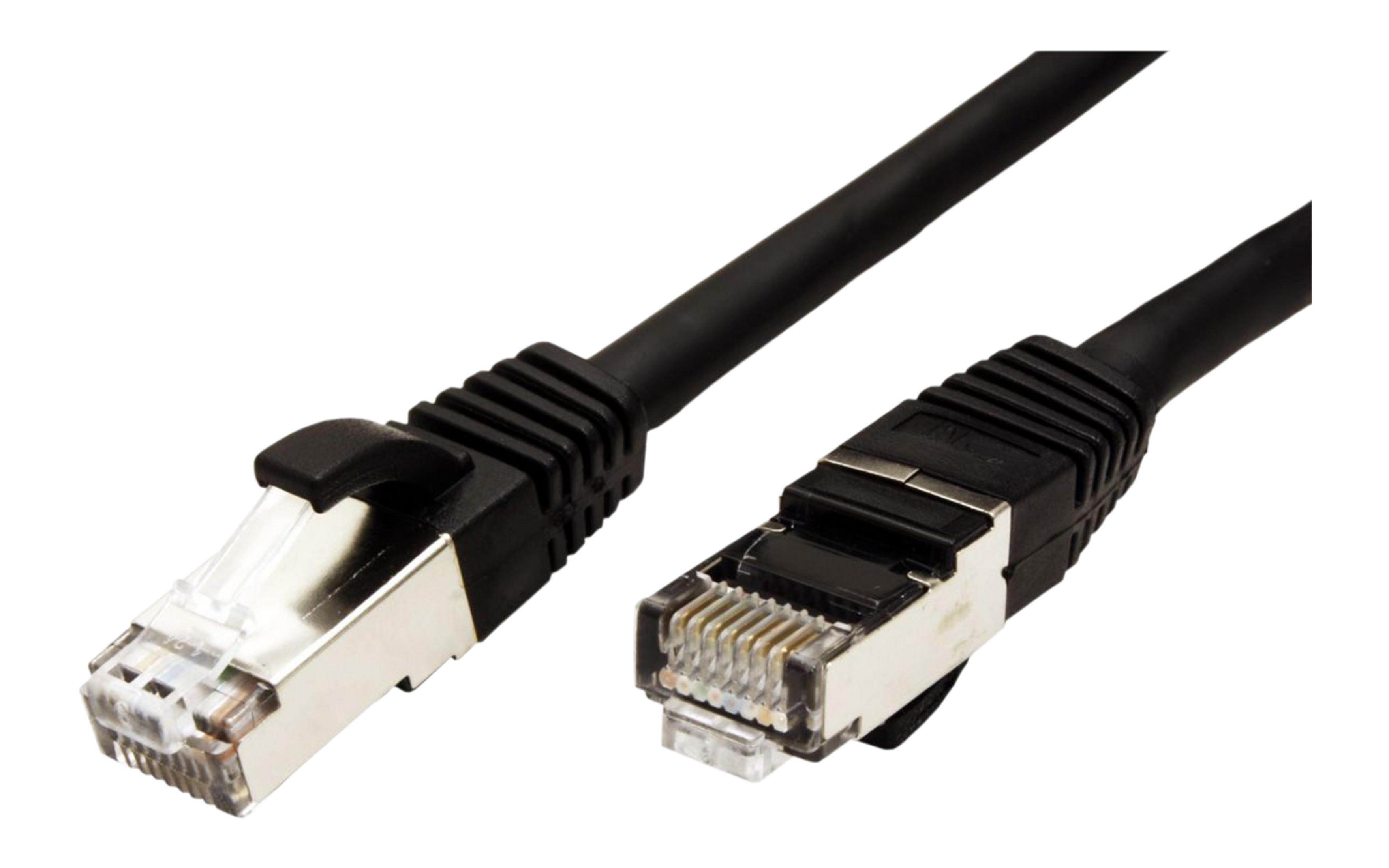 Twee zwarte ethernetkabels met zilveren connectoren op witte achtergrond.