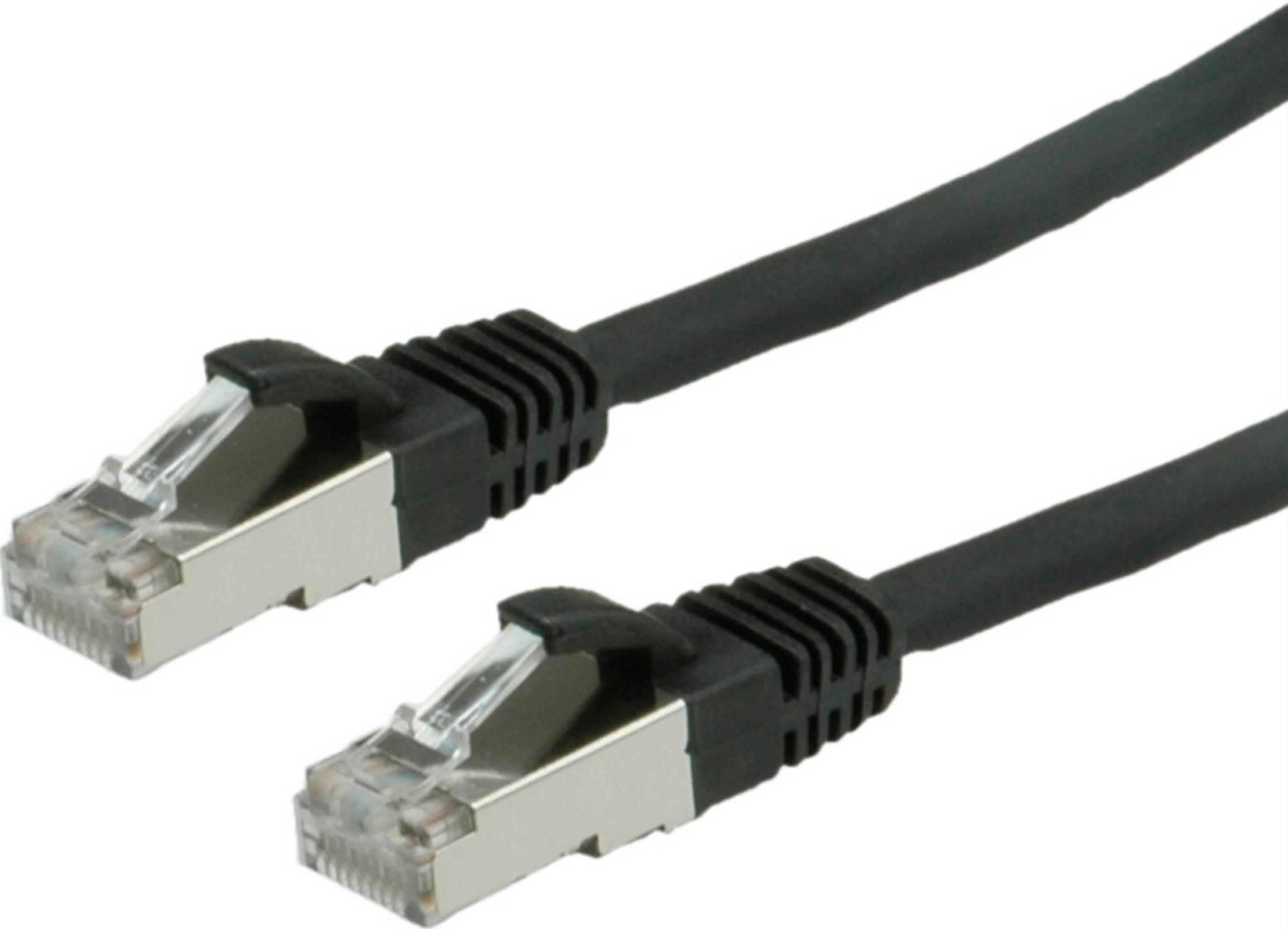 Een zwarte netwerkkabel met twee RJ45-connectoren, gedetailleerd tegen een witte achtergrond.