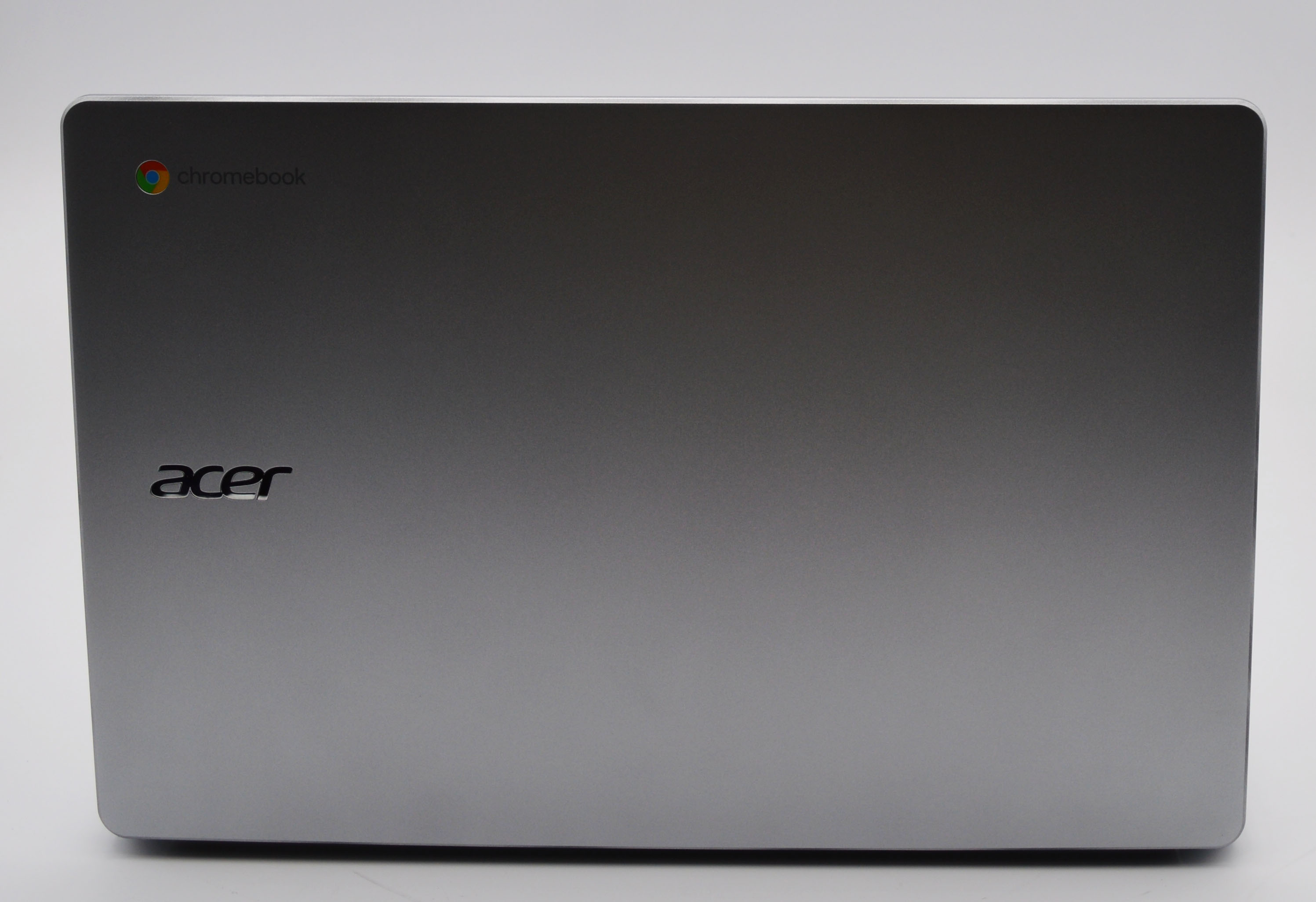 Geschlossener silberner Acer Chromebook mit Logo oben links.