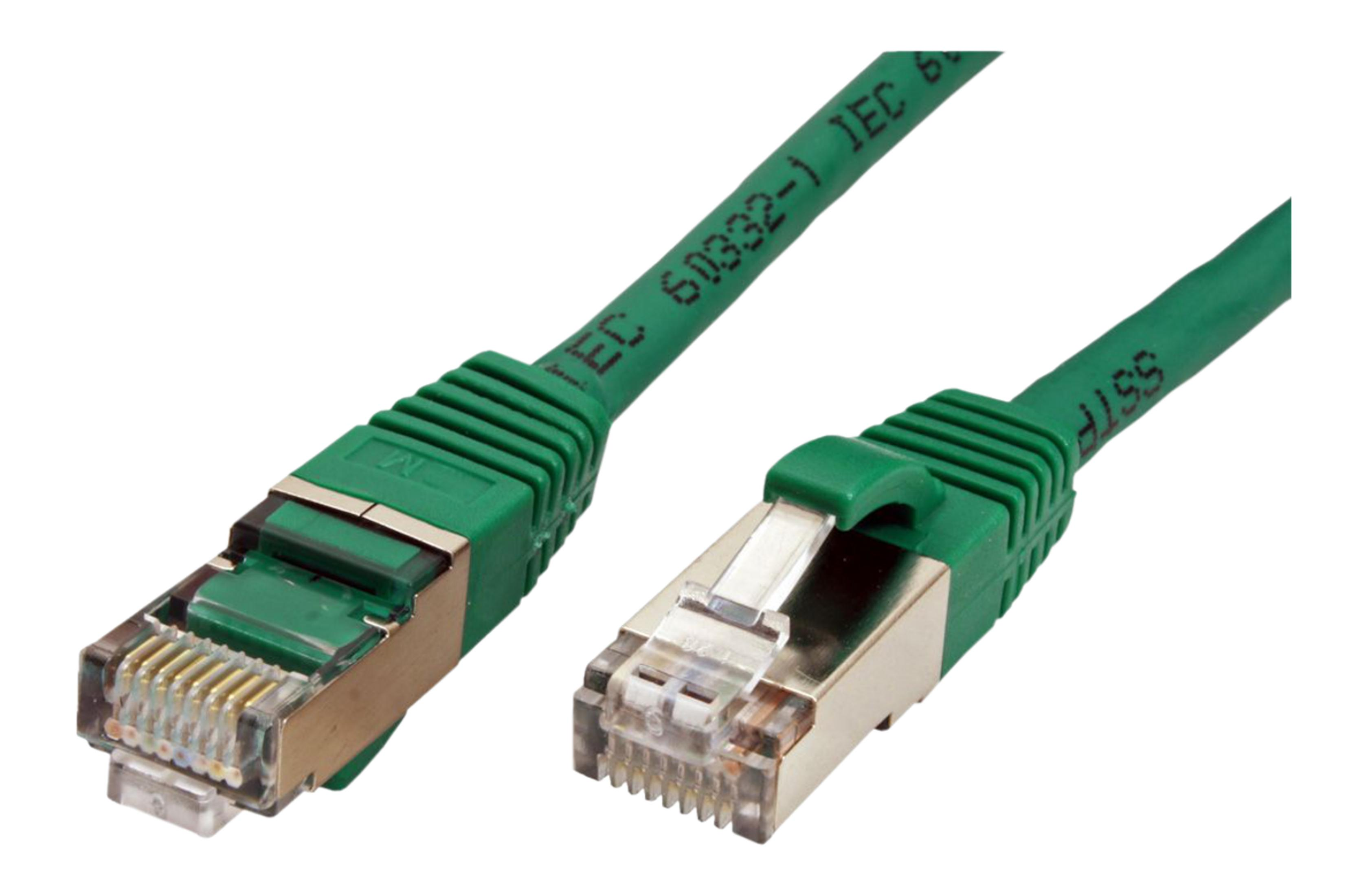 Twee groene netwerkkabels met RJ45-connectoren, witte achtergrond.