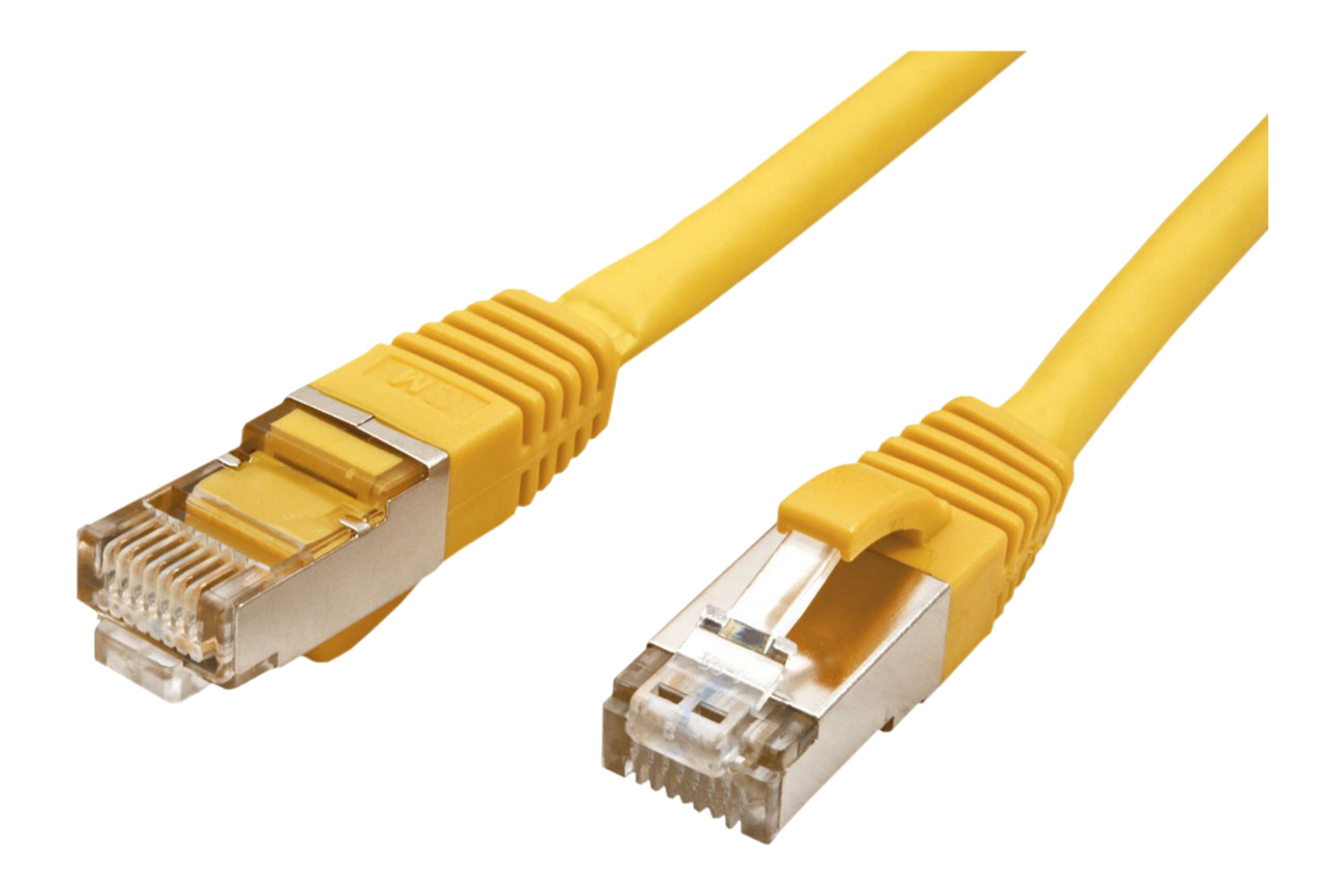 Due cavi Ethernet gialli con connettori argentati su sfondo bianco.