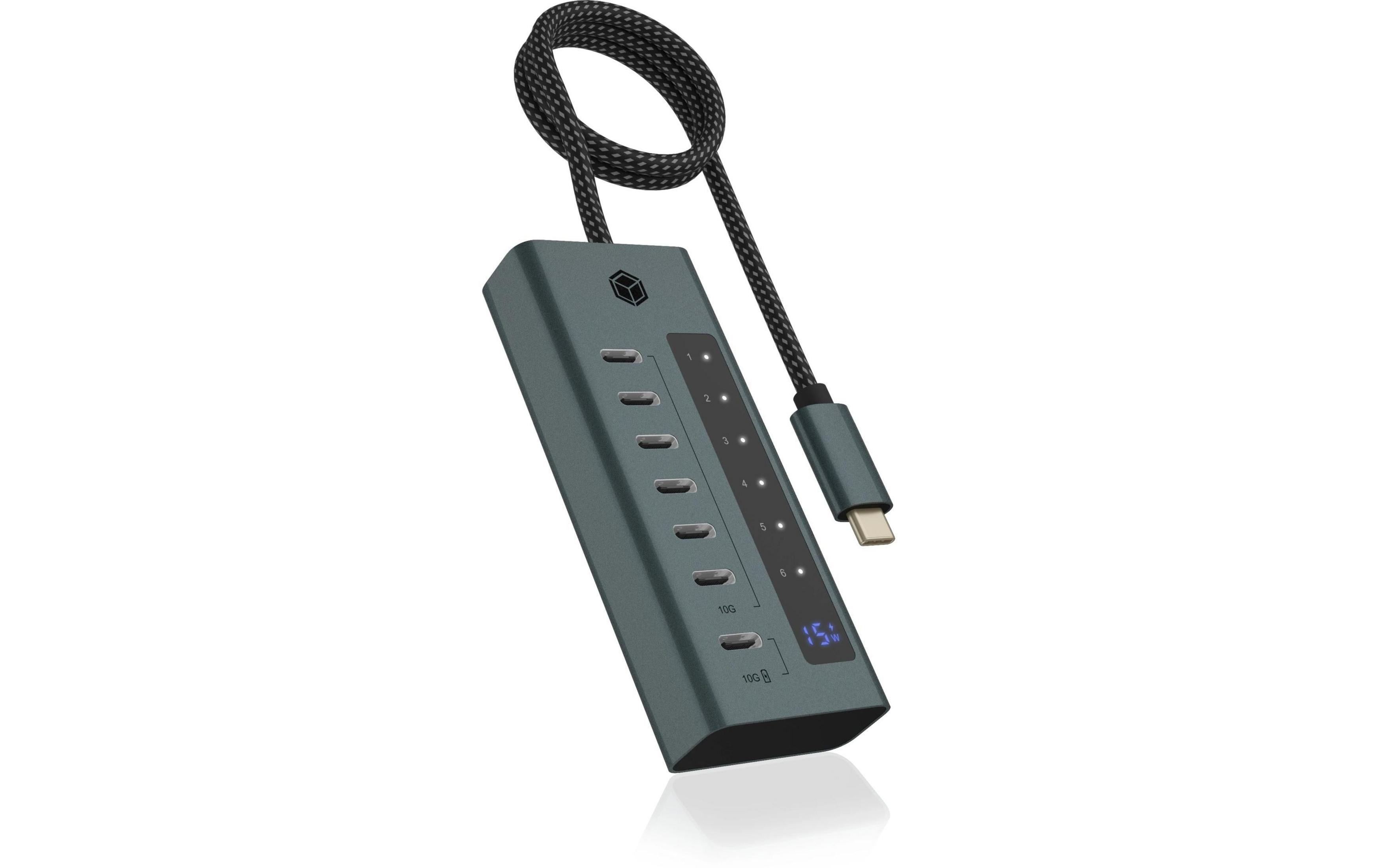 Hub USB-C grigio scuro con più porte e un display digitale che mostra 15W.