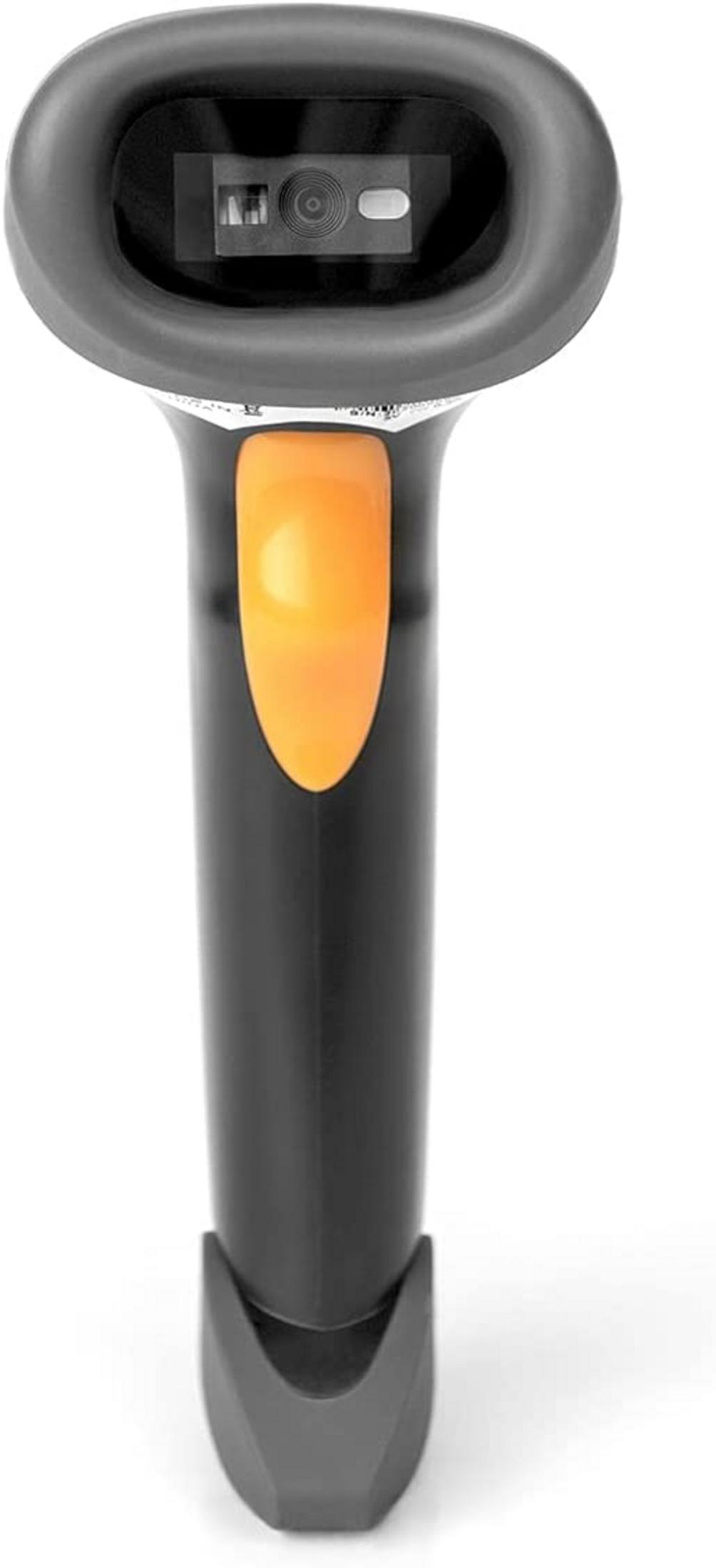 Ein schwarzer Barcode-Scanner mit orangefarbenem Knopf, auf weißem Hintergrund.