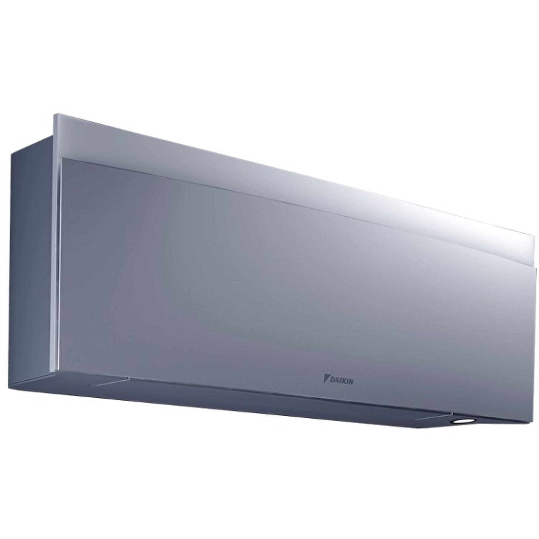 Gümüş kenarlı gri Daikin klima, beyaz arka planda izole edilmiş.