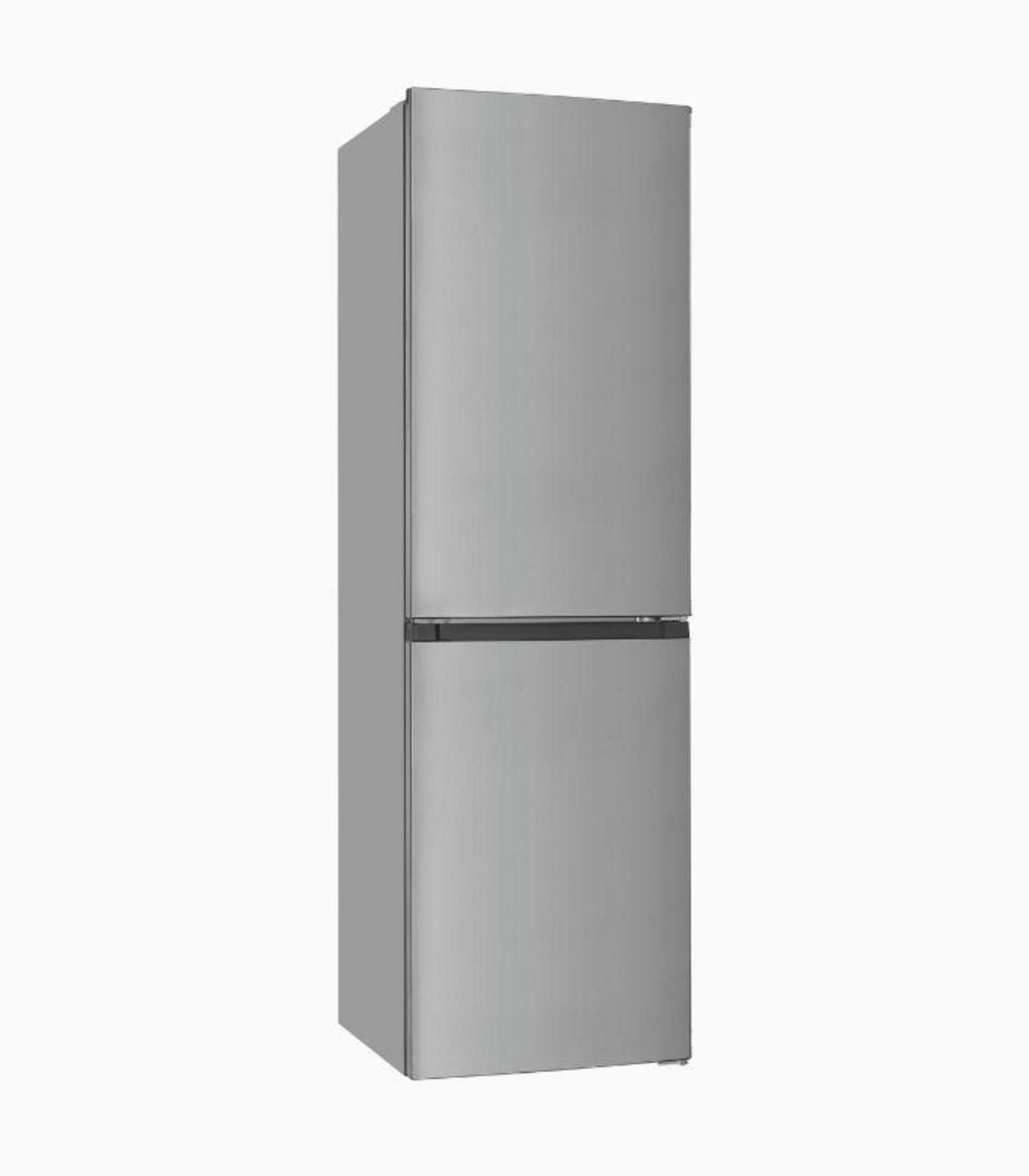Un refrigerador delgado y plateado de dos puertas, sobre fondo blanco.