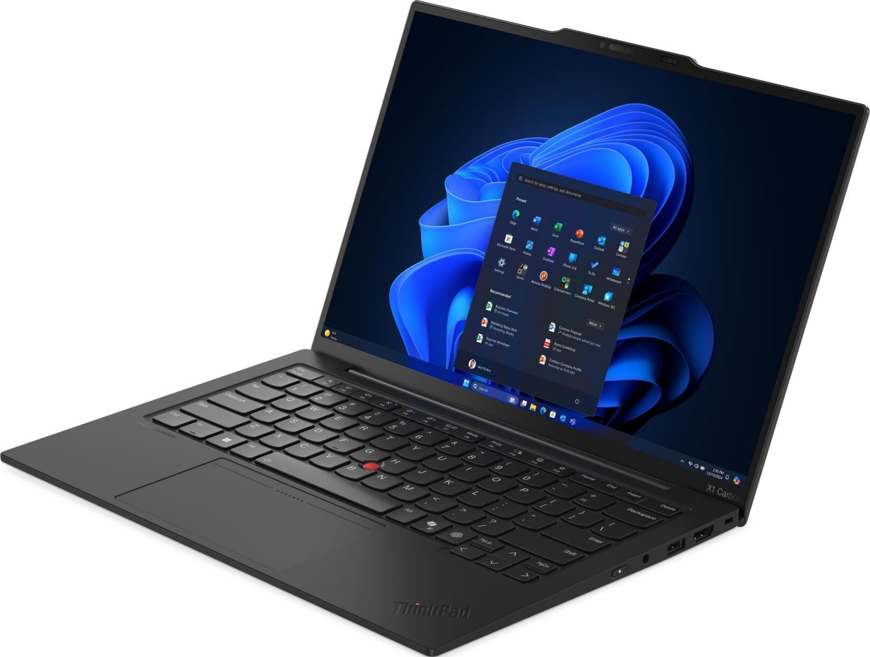 Czarny laptop z otwartym ekranem, wyświetlający system Windows 11 i aplikacje.