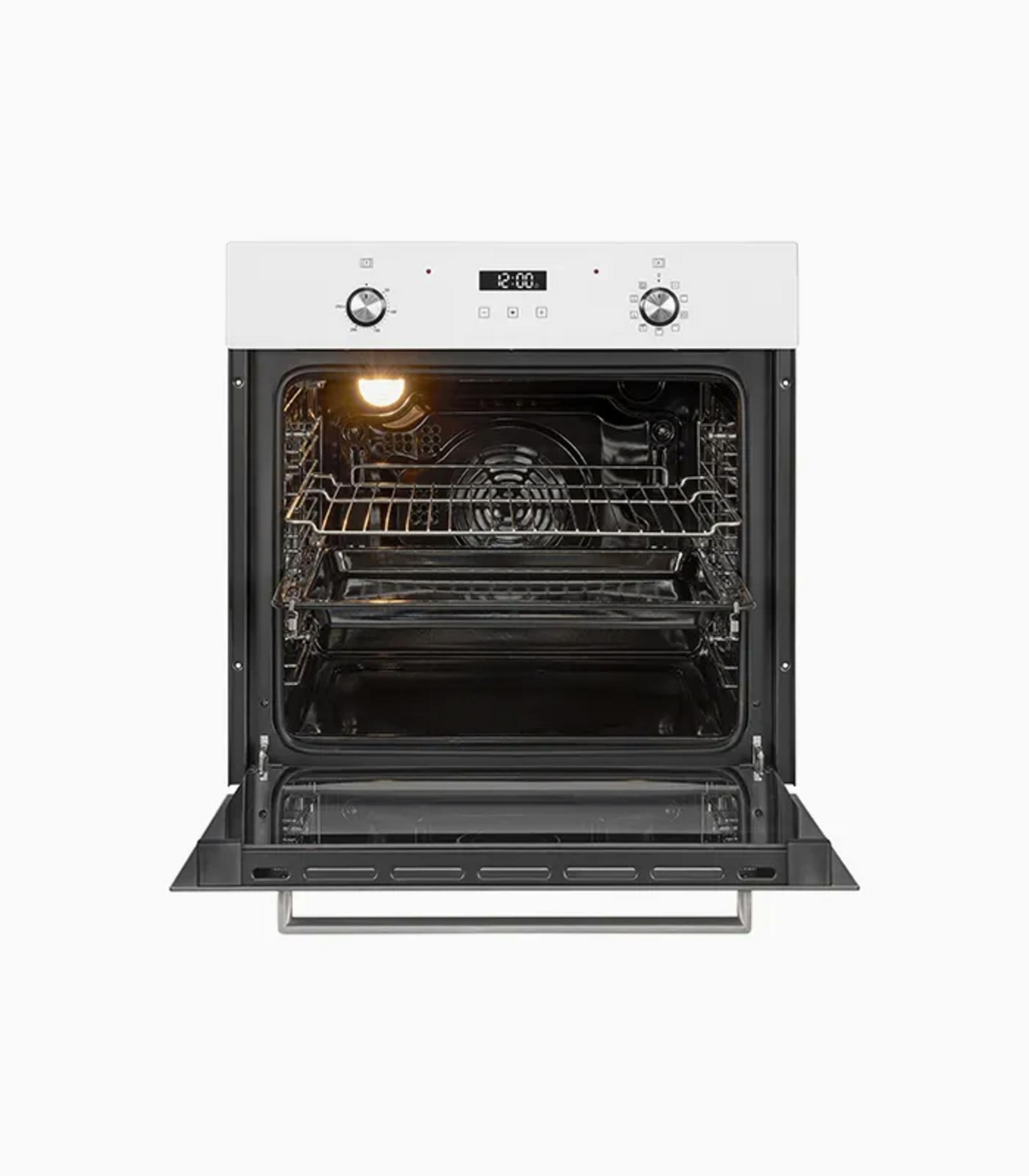 Ein weißer Einbaubackofen mit geöffneter Tür, innen beleuchtet.