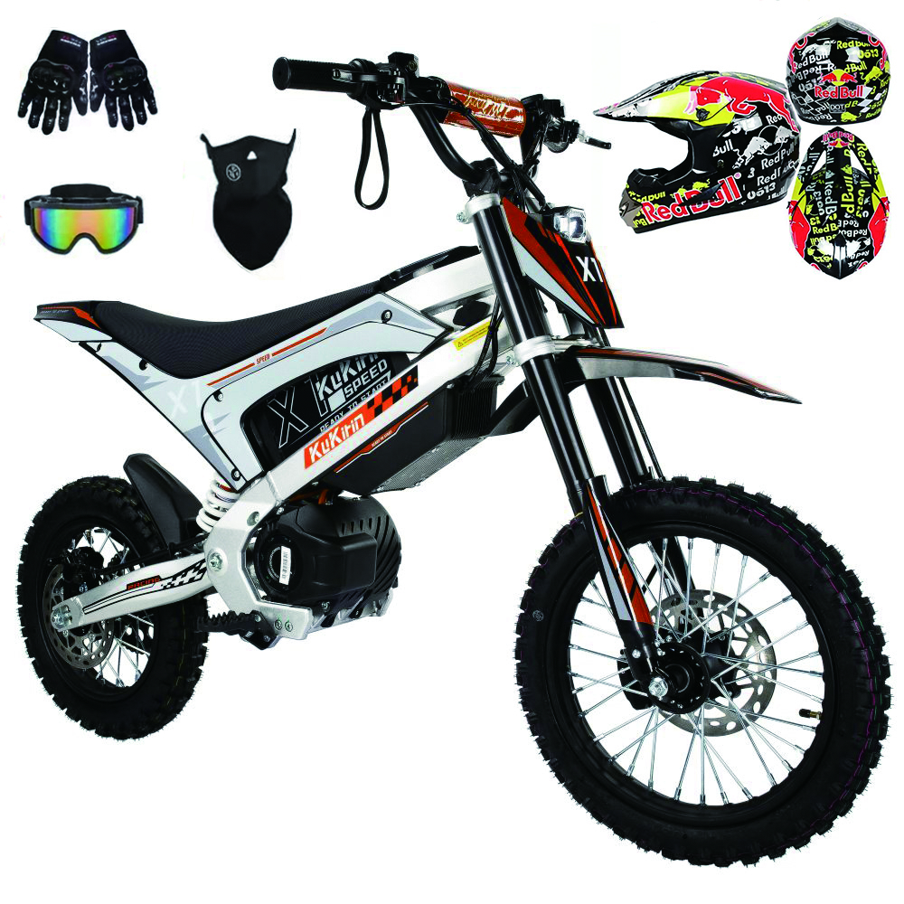 Una dirt bike elettrica bianca e arancione con accessori: guanti, occhiali, maschera e tre caschi.