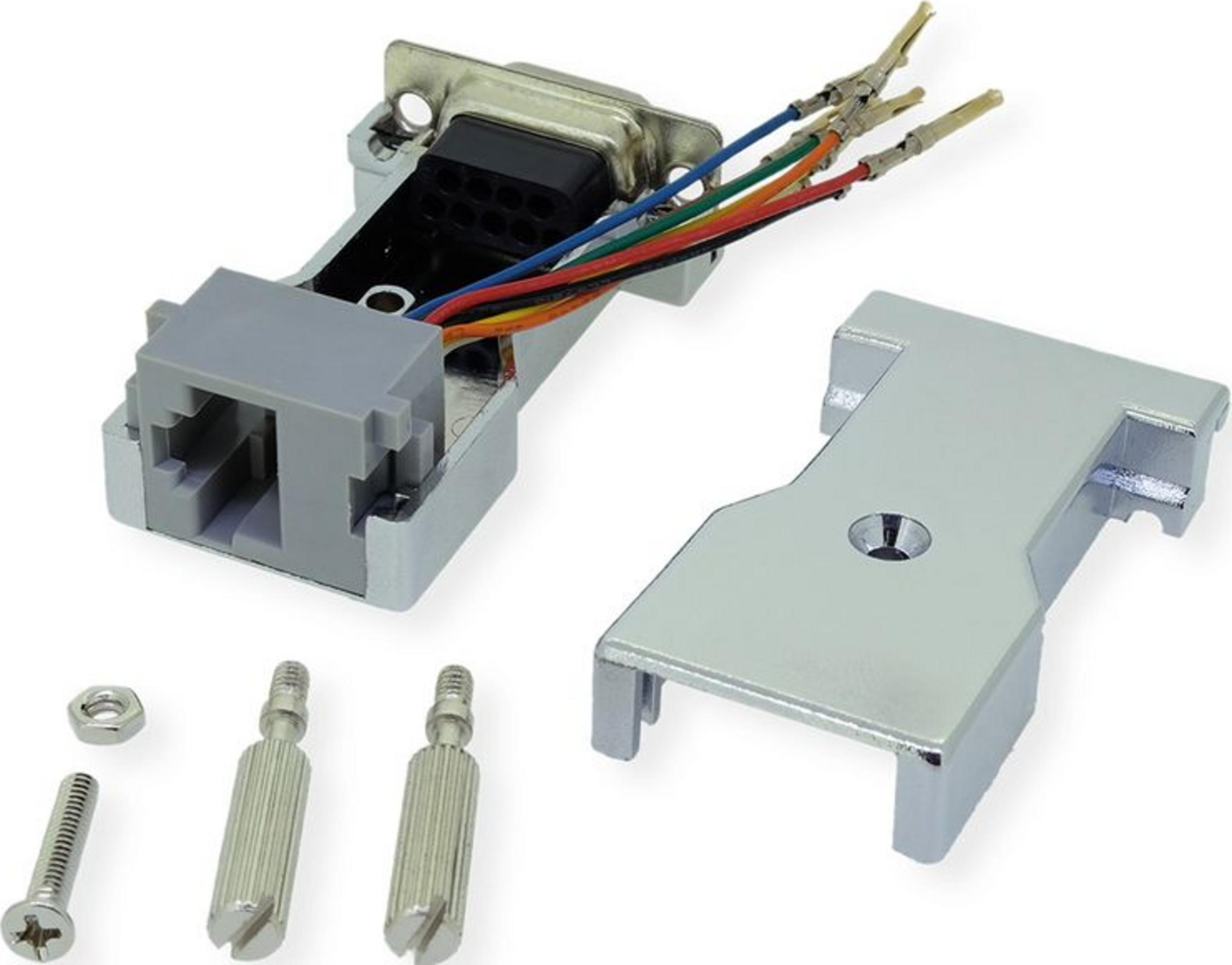 Ein grauer Stecker mit bunten Kabeln, Schrauben und einer Metallabdeckung.