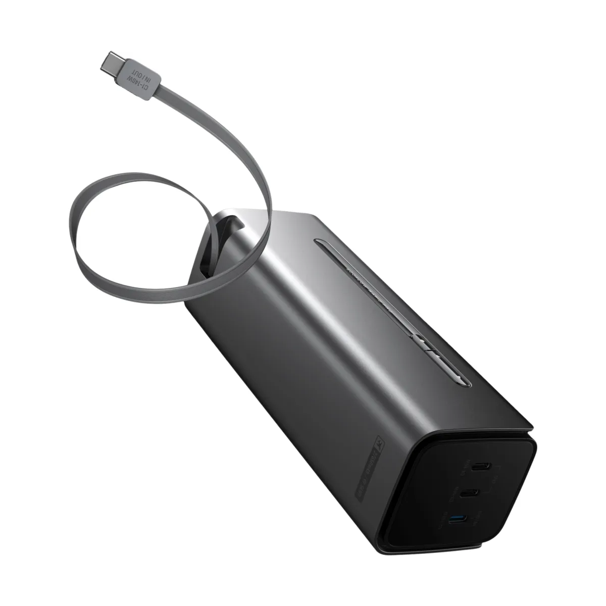 Een donkergrijze draagbare oplader met een grijze USB-C-kabel eraan. De oplader heeft drie USB-C-poorten.