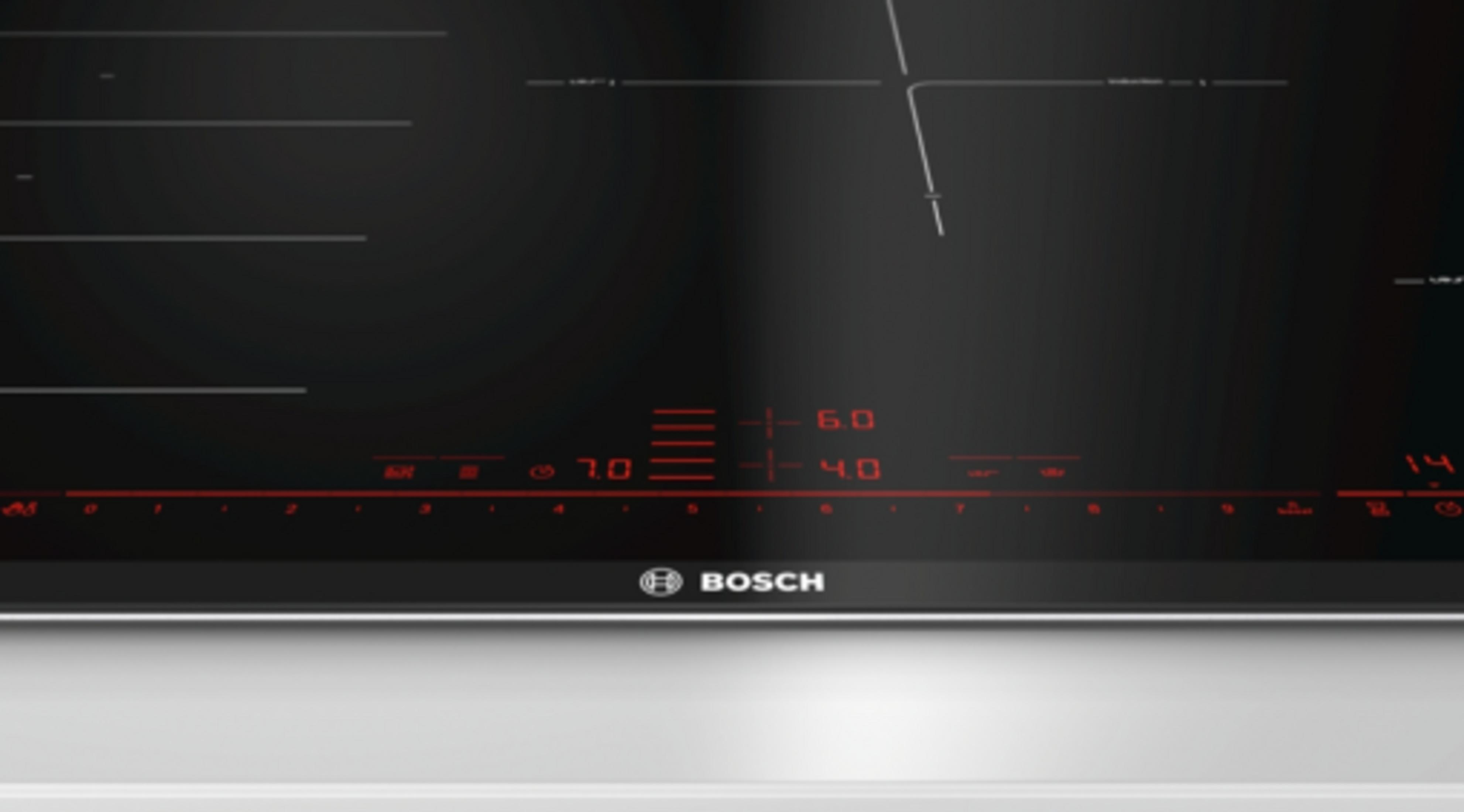 Moderno piano cottura a induzione Bosch nero con display digitali rossi.