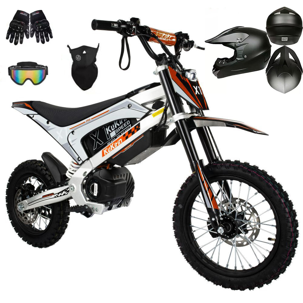 Una dirt bike elettrica bianca e arancione con equipaggiamento protettivo.