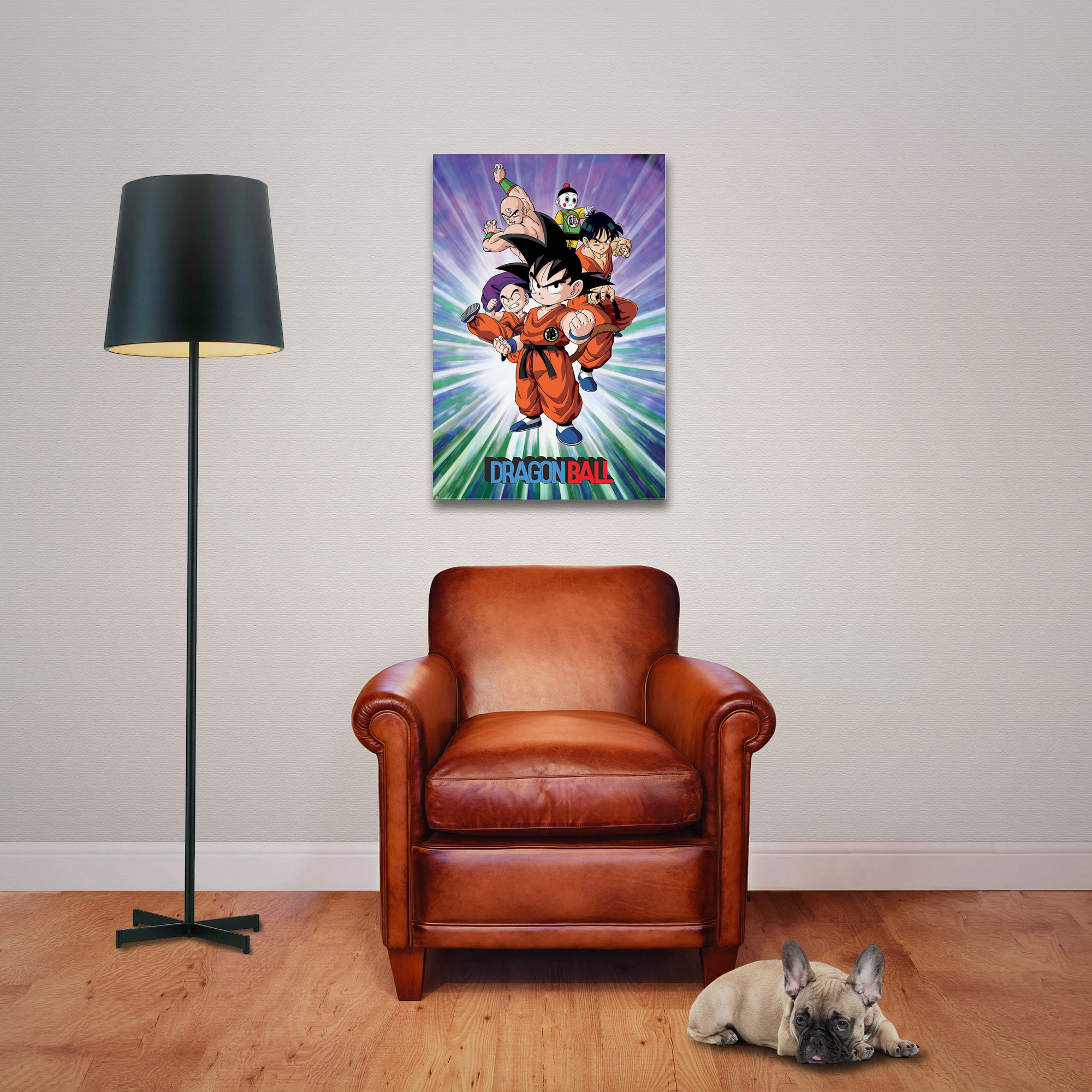 Ein brauner Ledersessel steht vor einem Dragon Ball-Poster. Ein Hund liegt davor.
