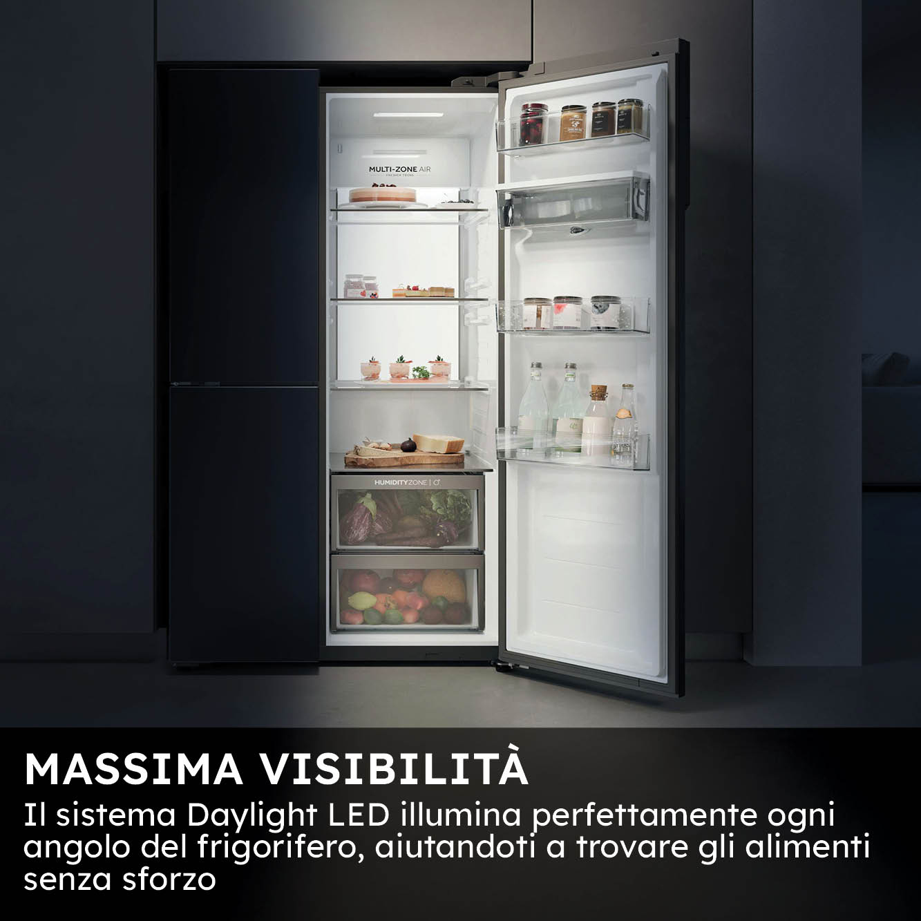 Un frigorifero moderno e scuro con la porta aperta, illuminato da luce LED.