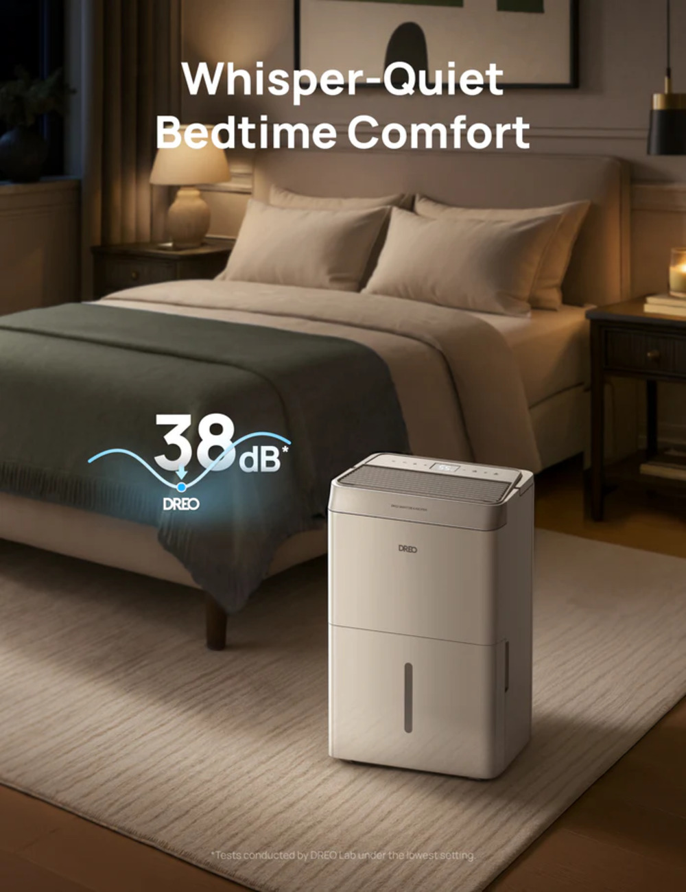 Un deumidificatore bianco è su un tappeto accanto a un letto. Il testo dice 'Comfort notturno silenzioso' e '38 dB'.