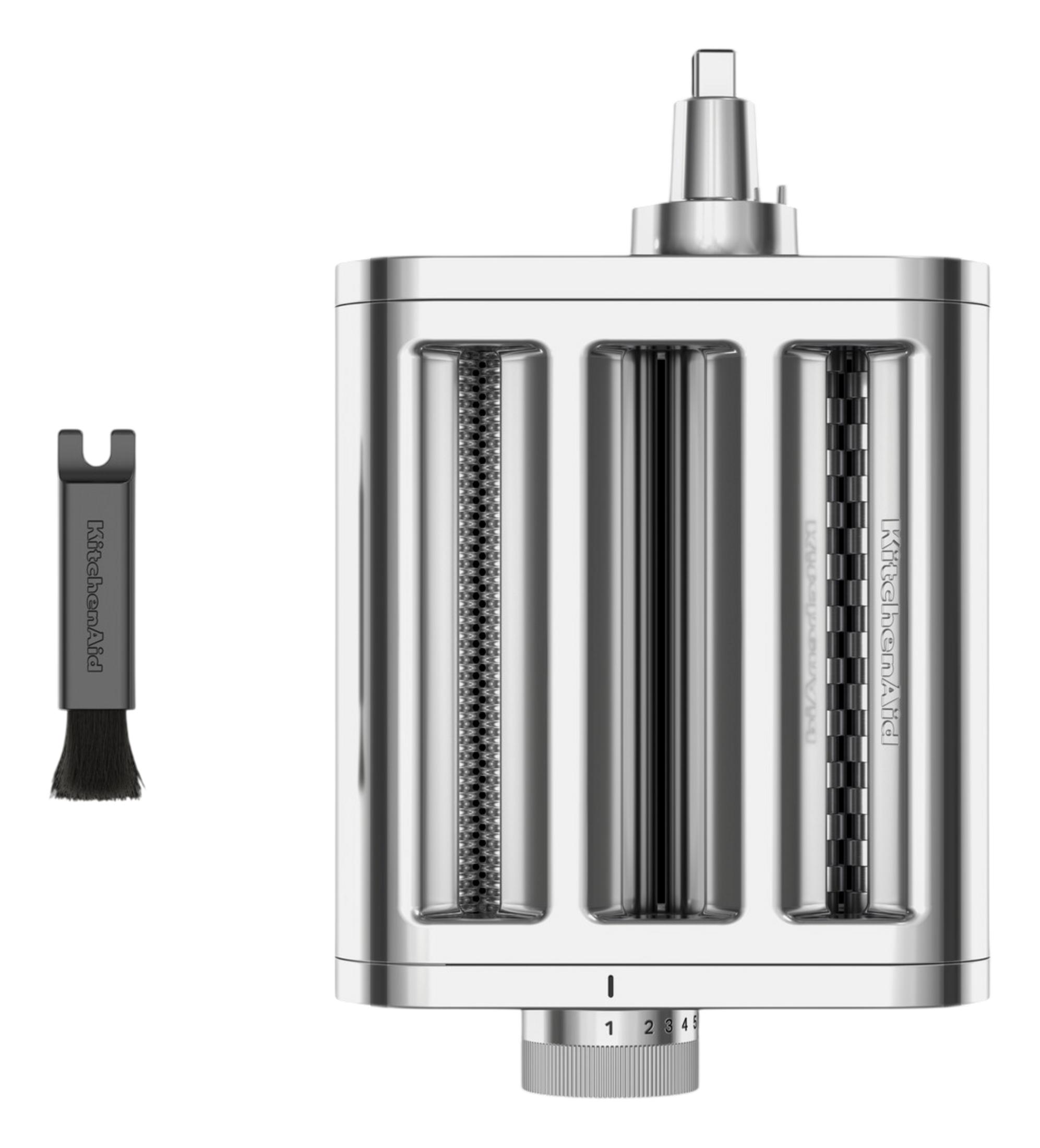 Ein silberner Toaster mit drei Schlitzen und einem Bürstenaufsatz daneben.