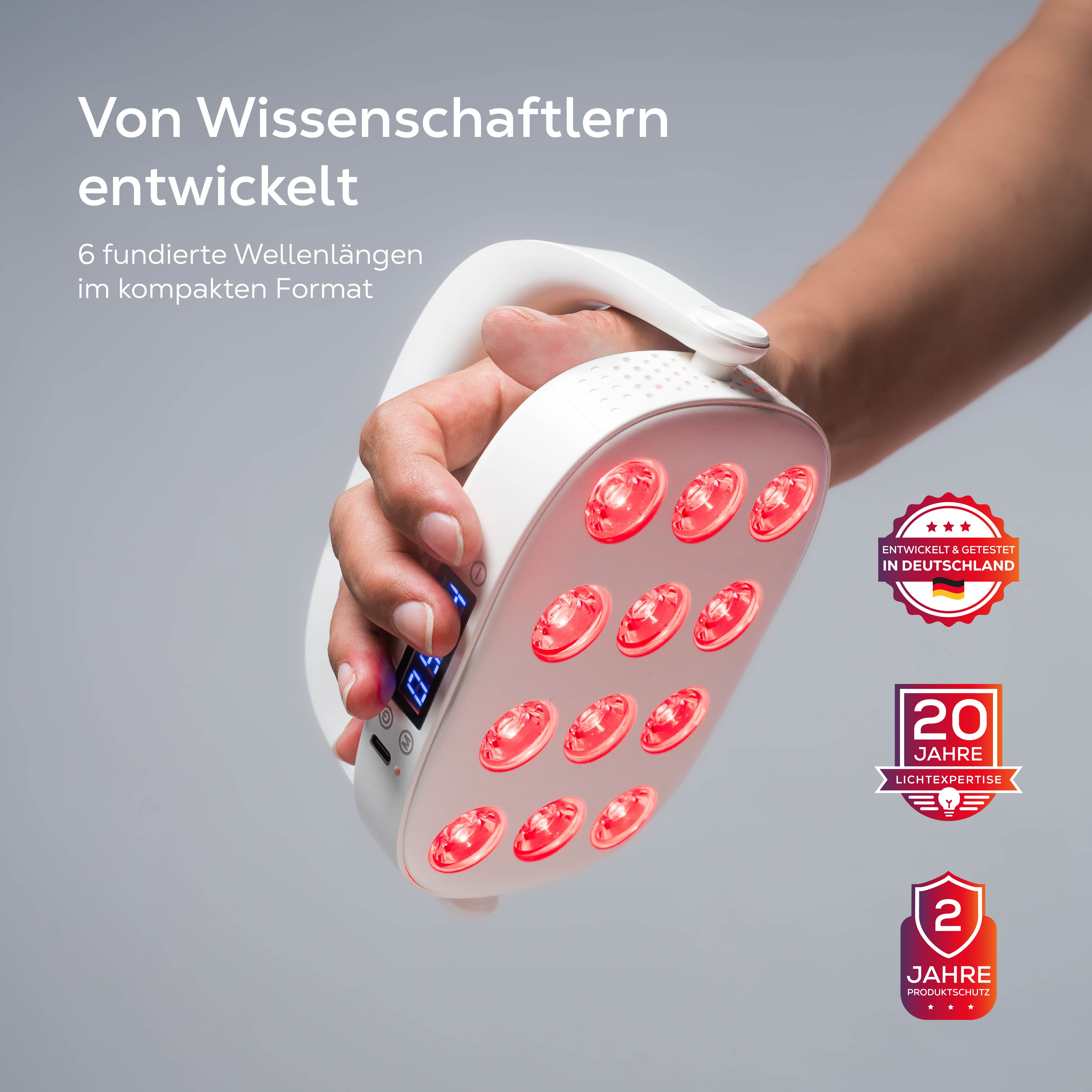 Ein weißes Gerät mit roten LEDs wird von einer Hand gehalten. Texte und Logos sind auf dem Bild.