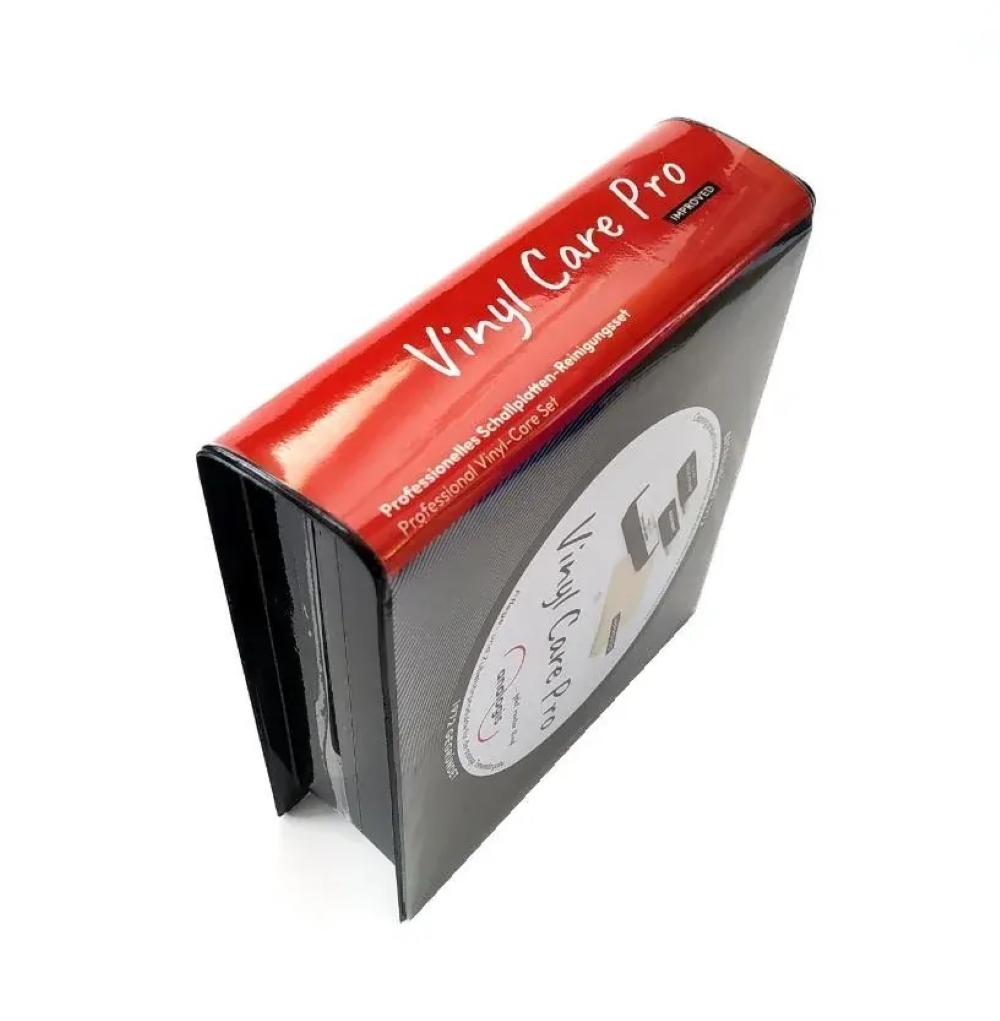 Czerwony zestaw do czyszczenia Vinyl Care Pro w czarnym etui na białym tle.